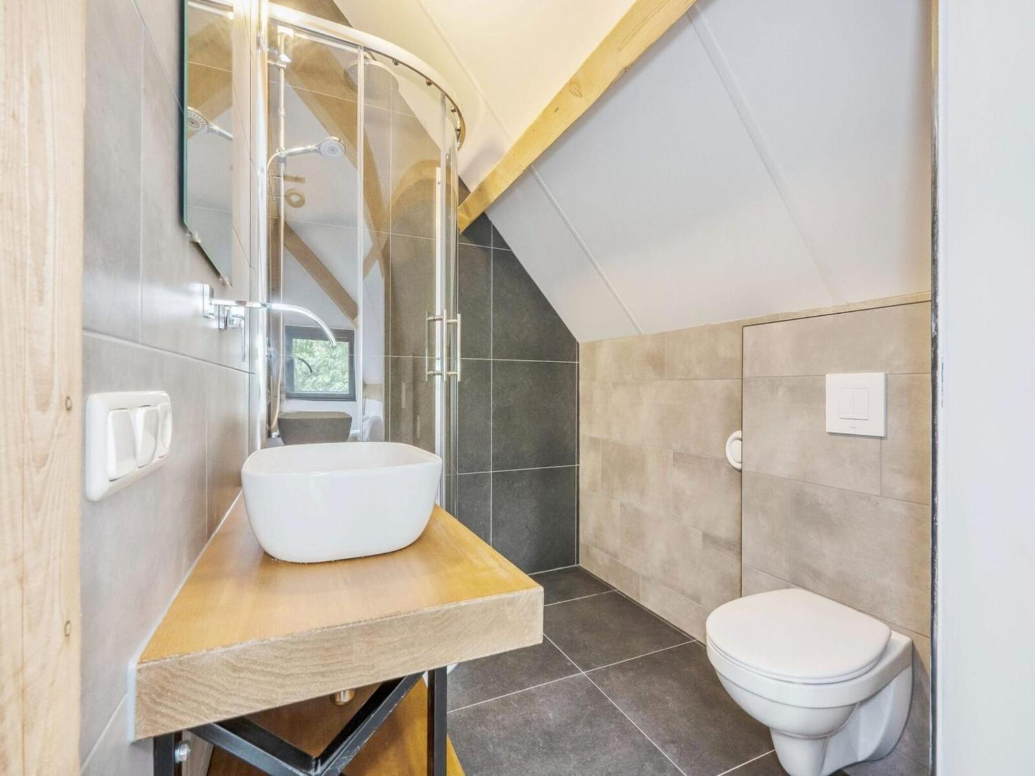 Modern lodge stay with pond view