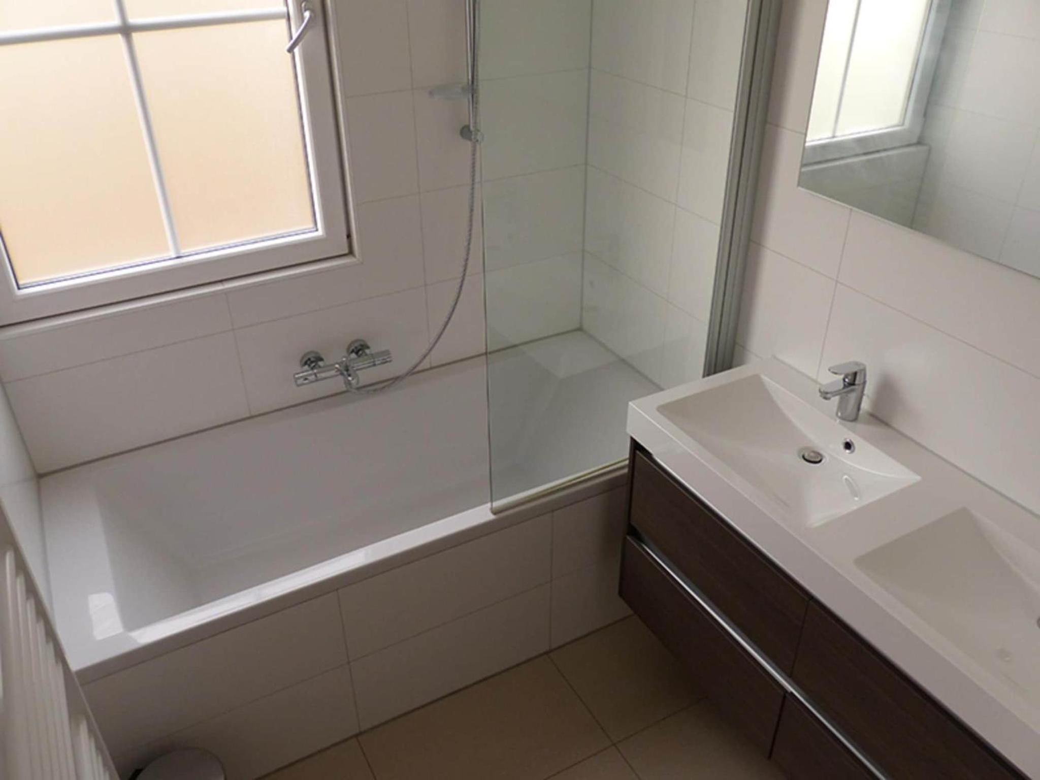Spacious 10-Person Villa in Quiet Holiday Park nr 722