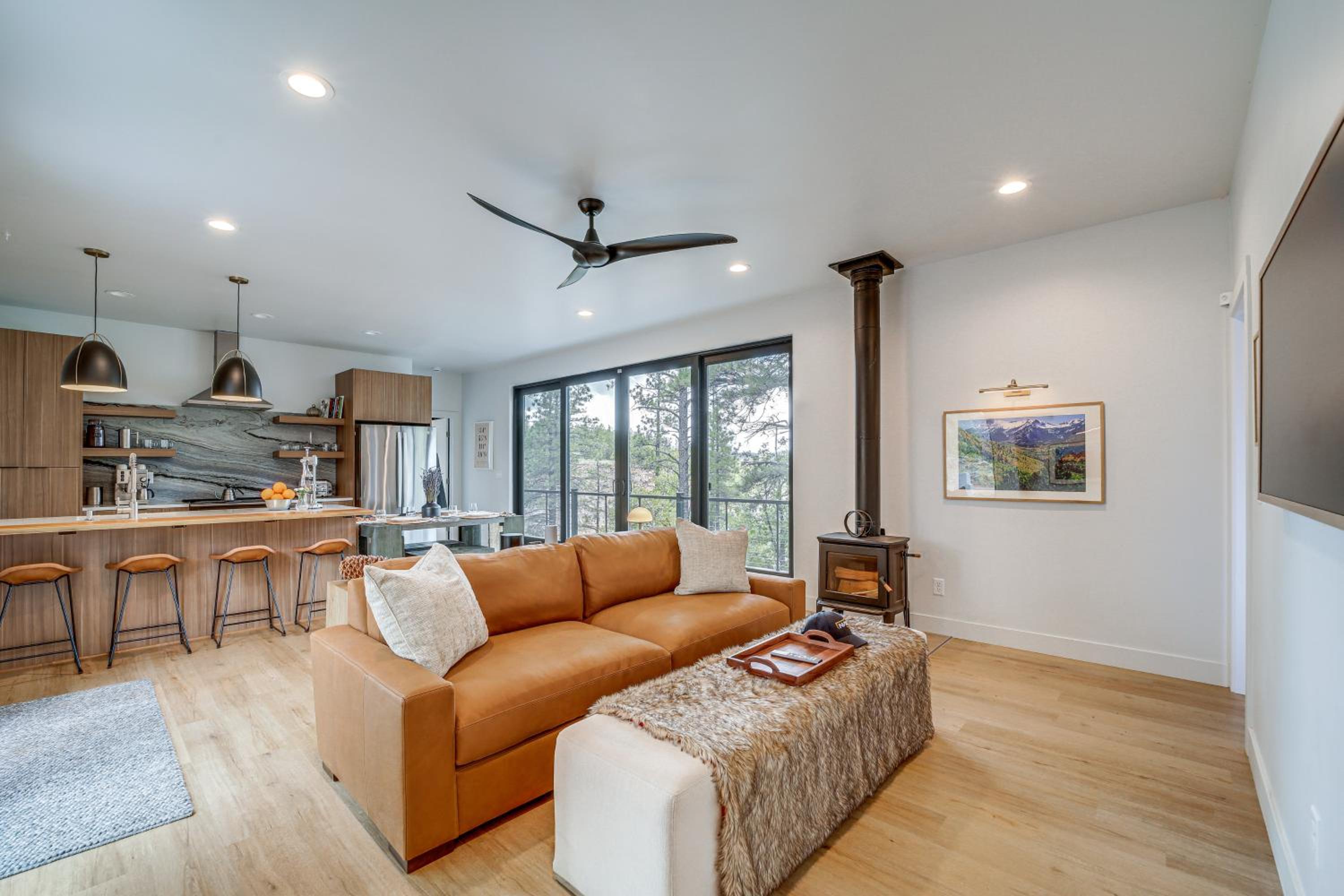 Modern Cabin Living! Mtn-View Gem in Munds Park
