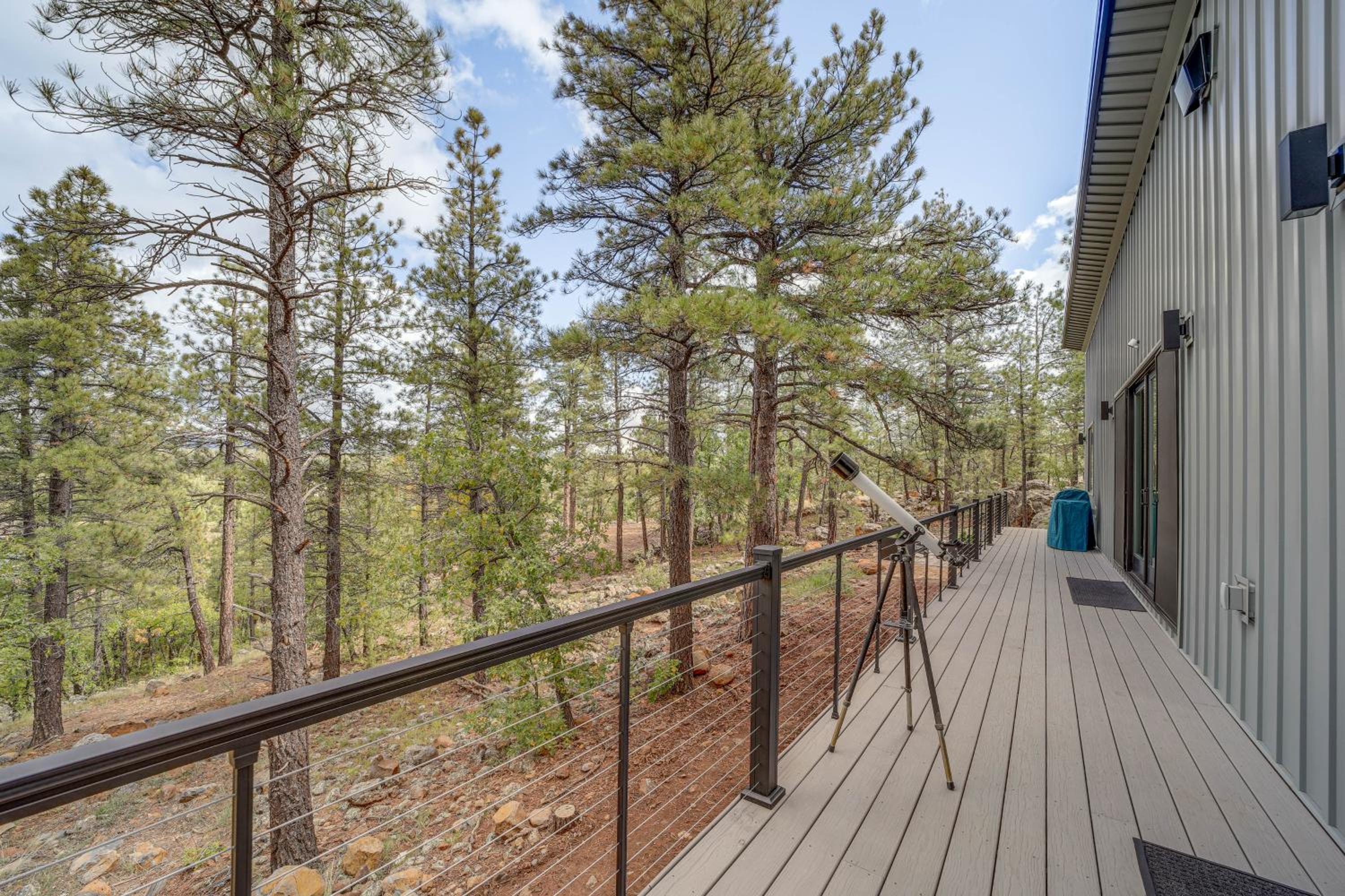 Modern Cabin Living! Mtn-View Gem in Munds Park