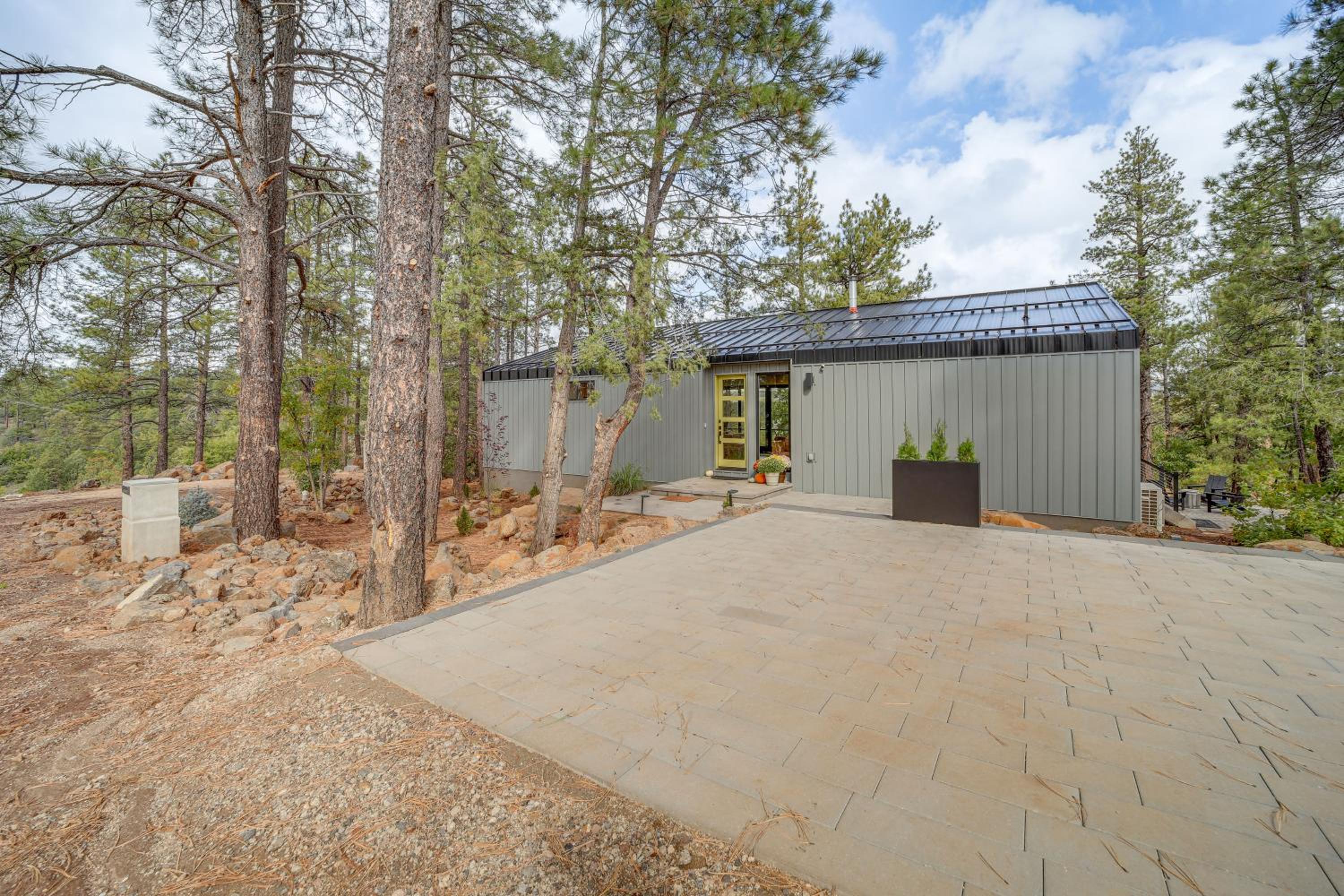 Modern Cabin Living! Mtn-View Gem in Munds Park