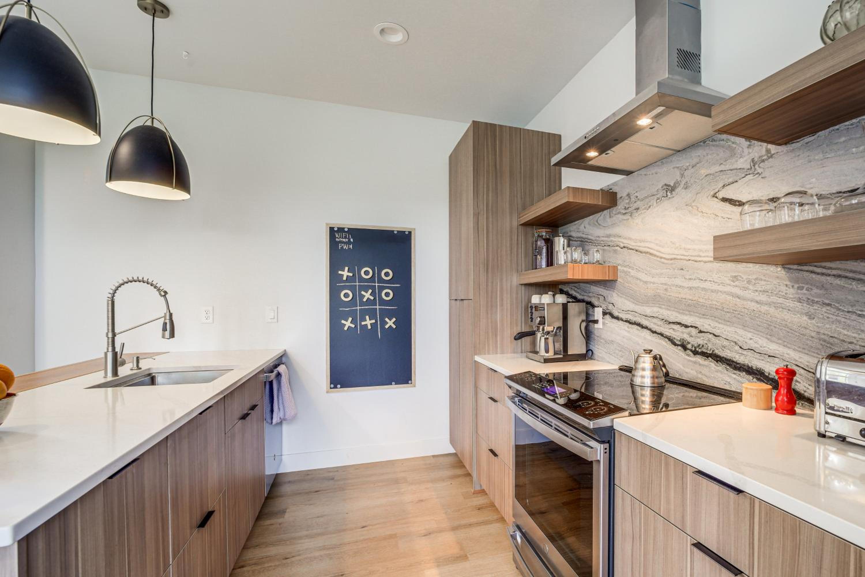 Modern Cabin Living! Mtn-View Gem in Munds Park