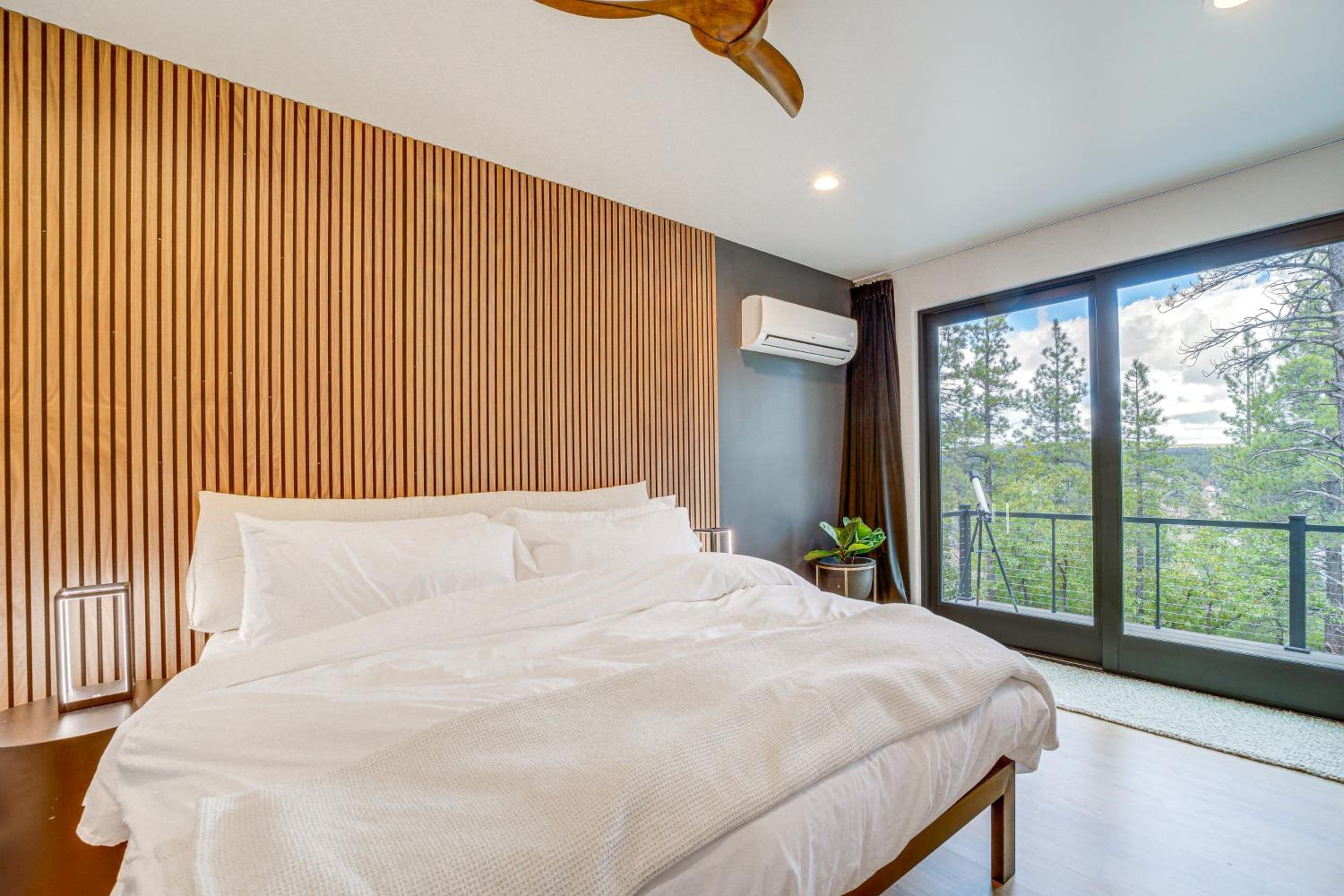 Modern Cabin Living! Mtn-View Gem in Munds Park
