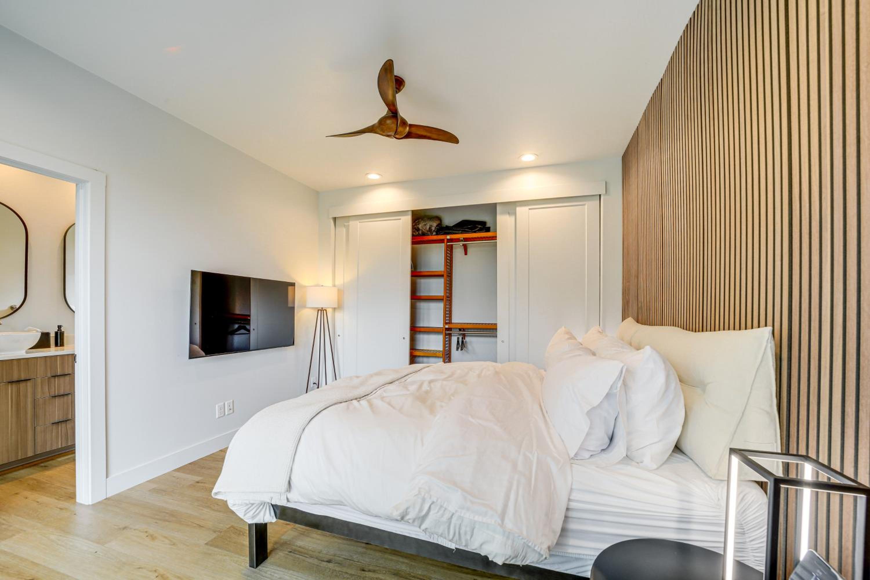 Modern Cabin Living! Mtn-View Gem in Munds Park
