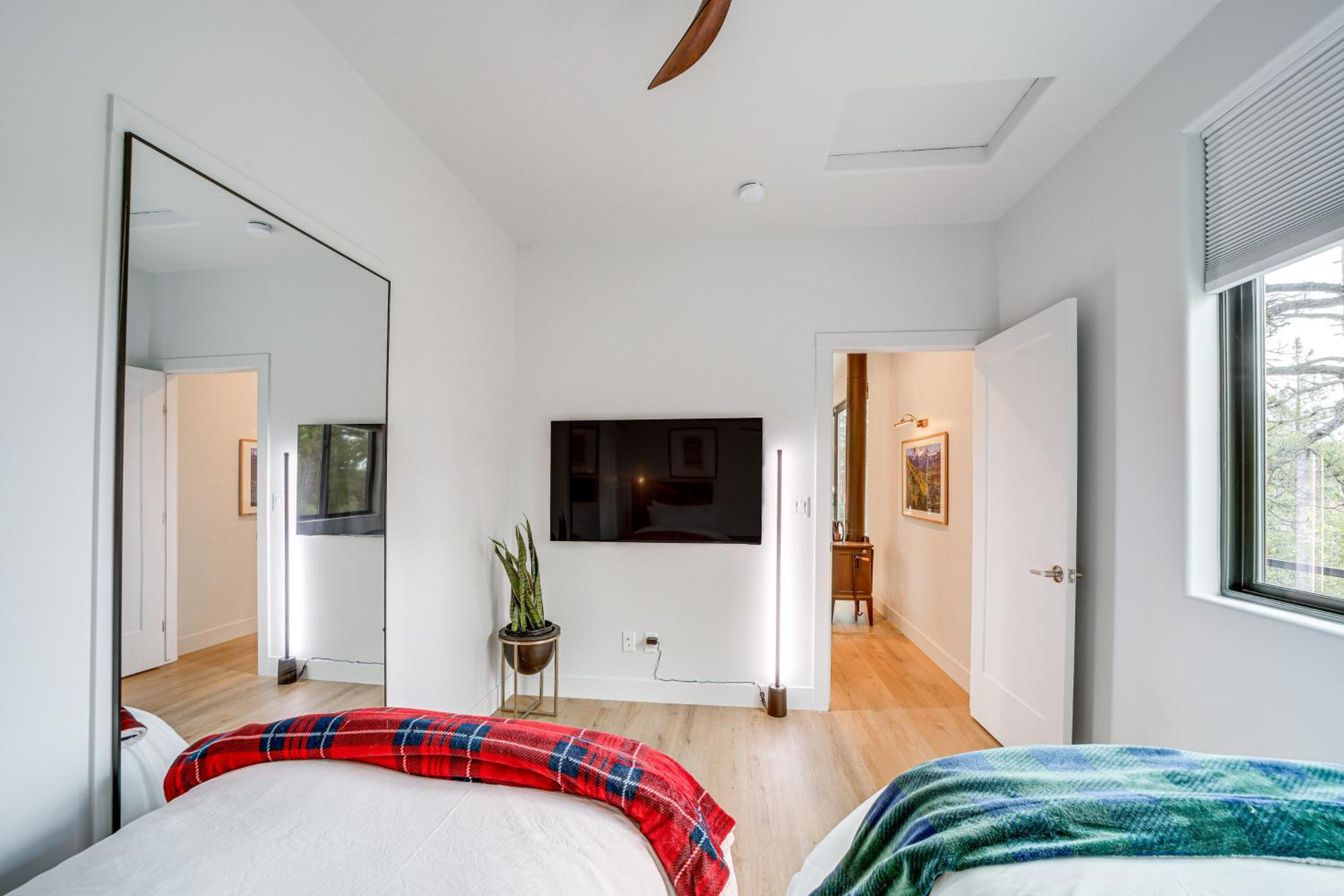 Modern Cabin Living! Mtn-View Gem in Munds Park