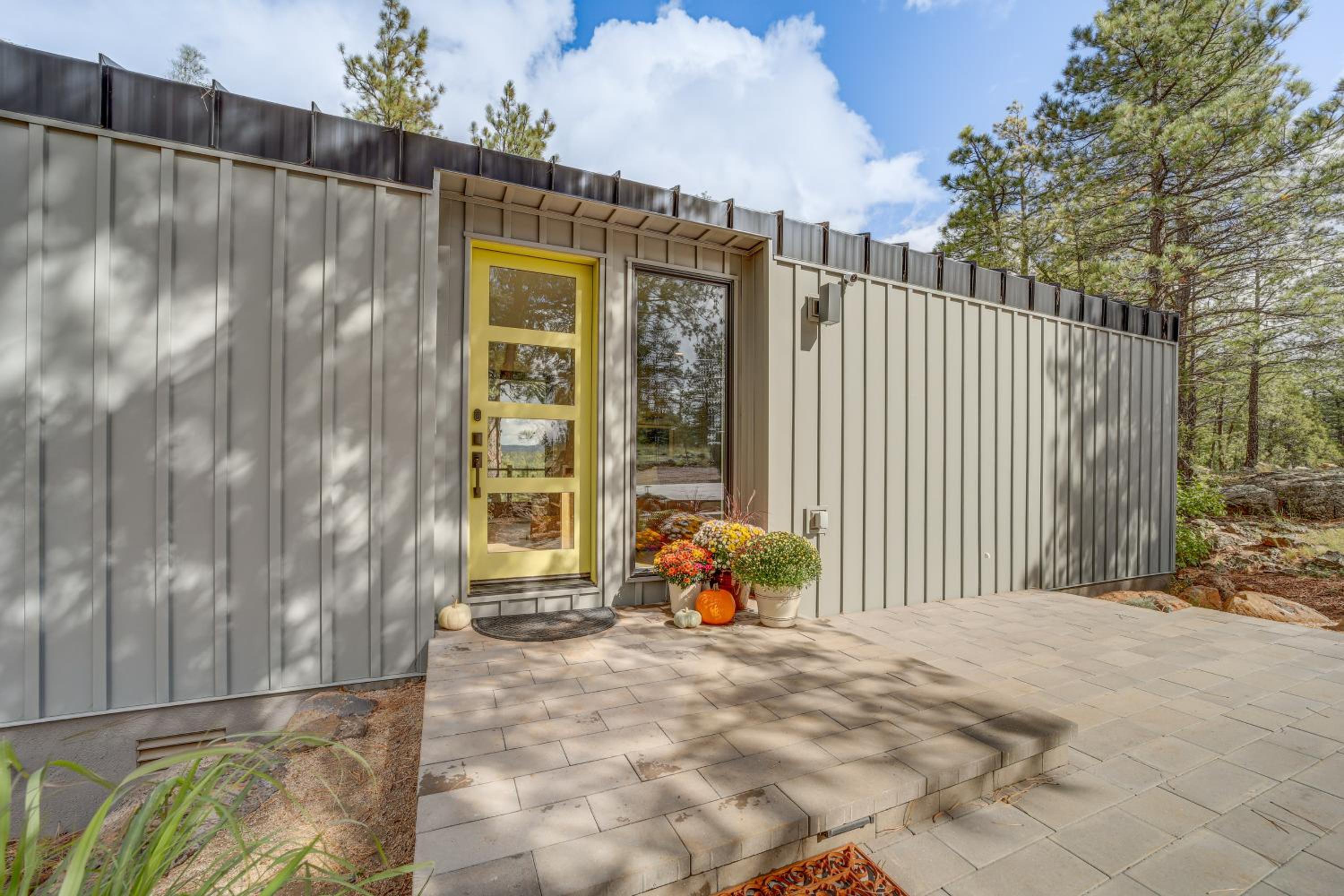 Modern Cabin Living! Mtn-View Gem in Munds Park