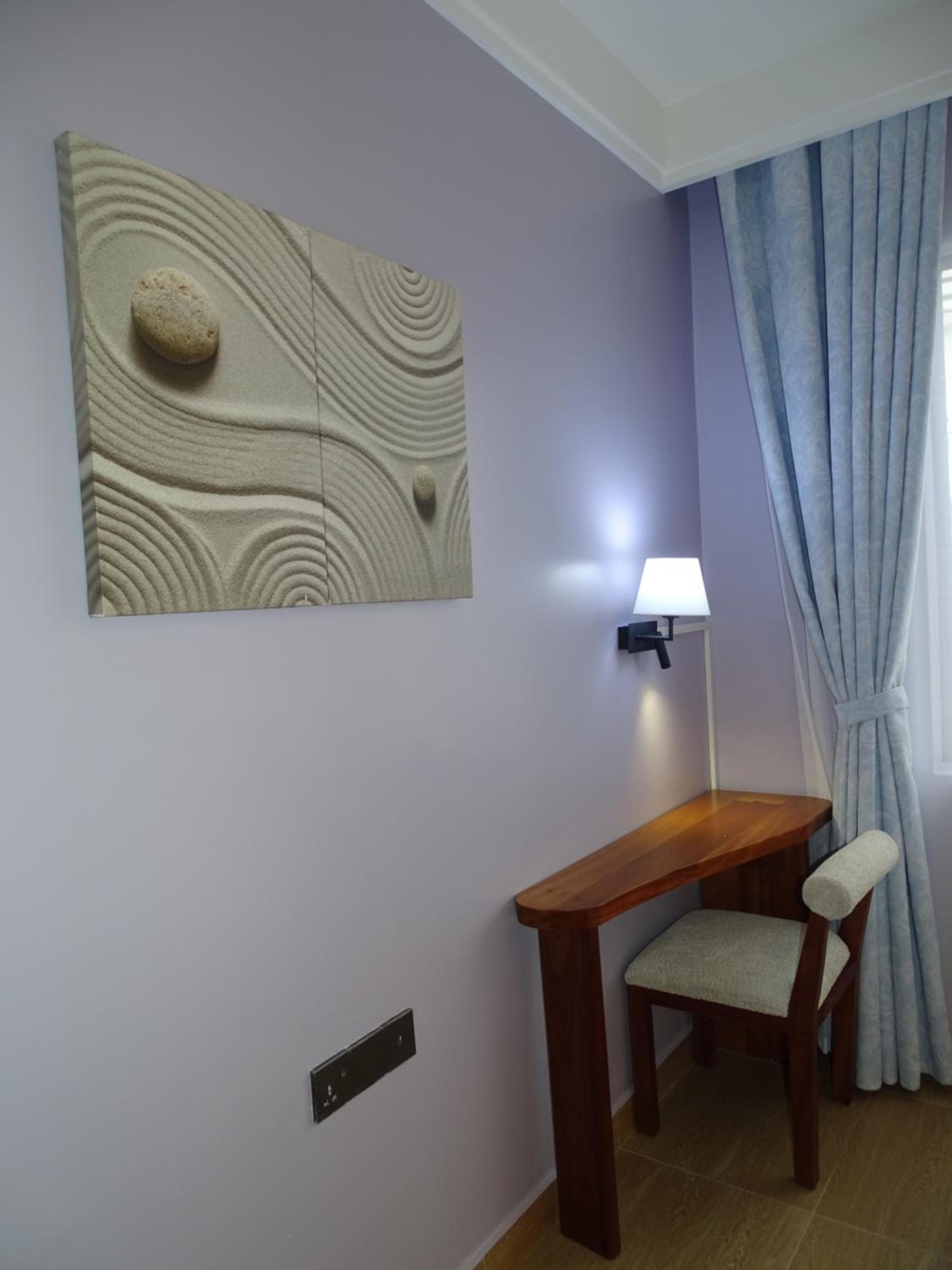 Cozy Top-Floor Apartment with Balcony & City Views near United Nations Office