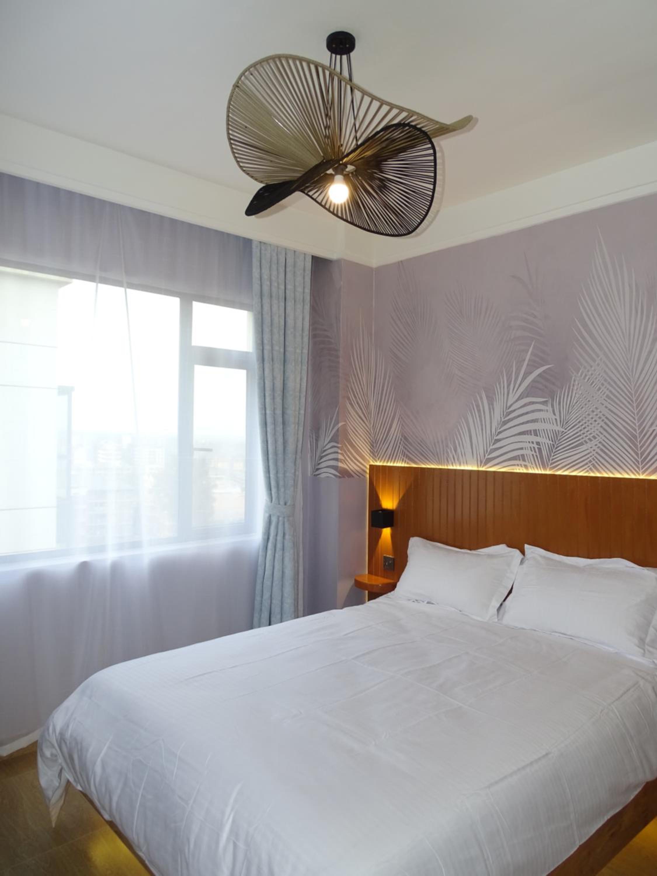 Cozy Top-Floor Apartment with Balcony & City Views near United Nations Office