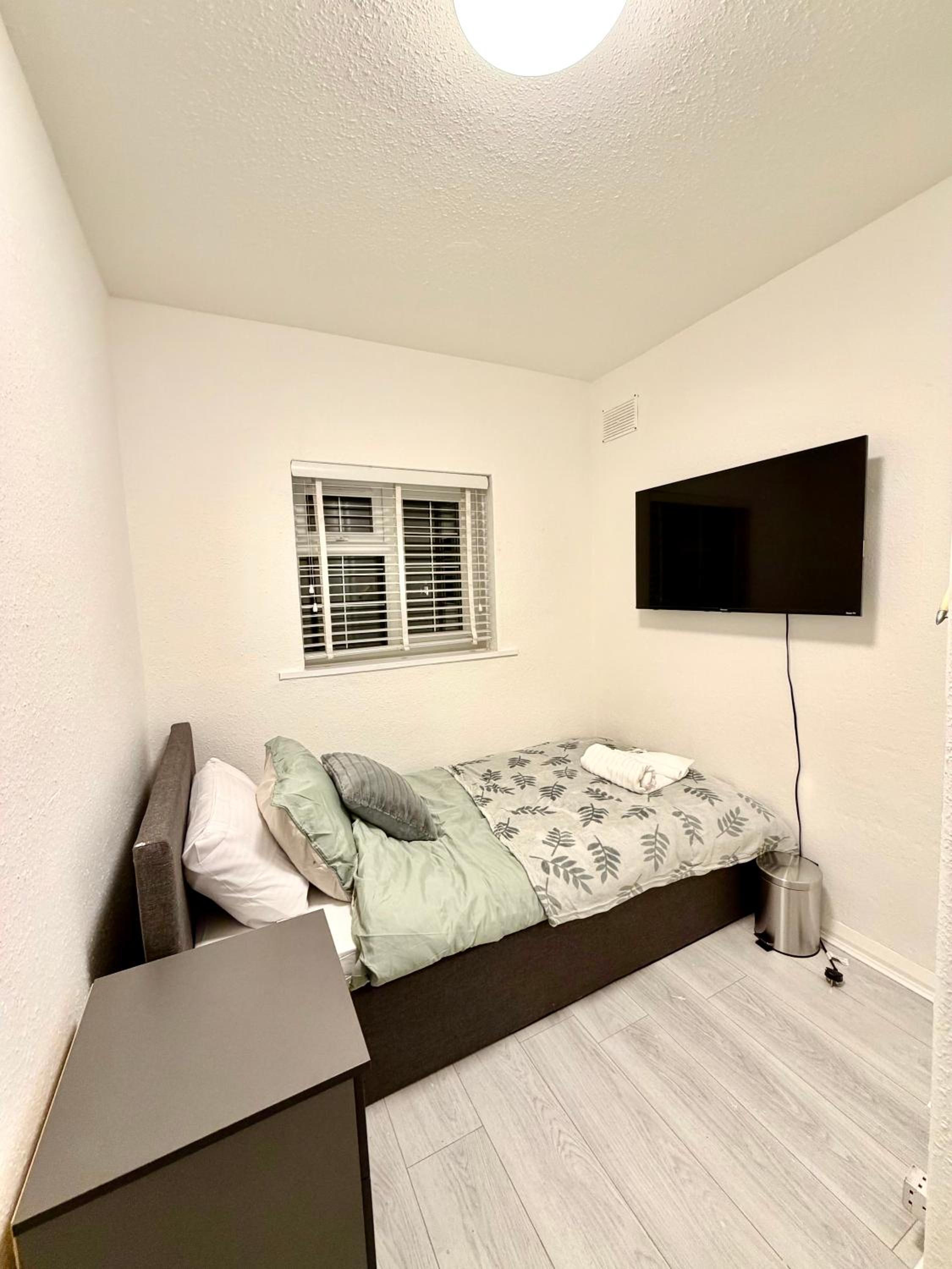 4 Bedrooms House CheapUKholiday