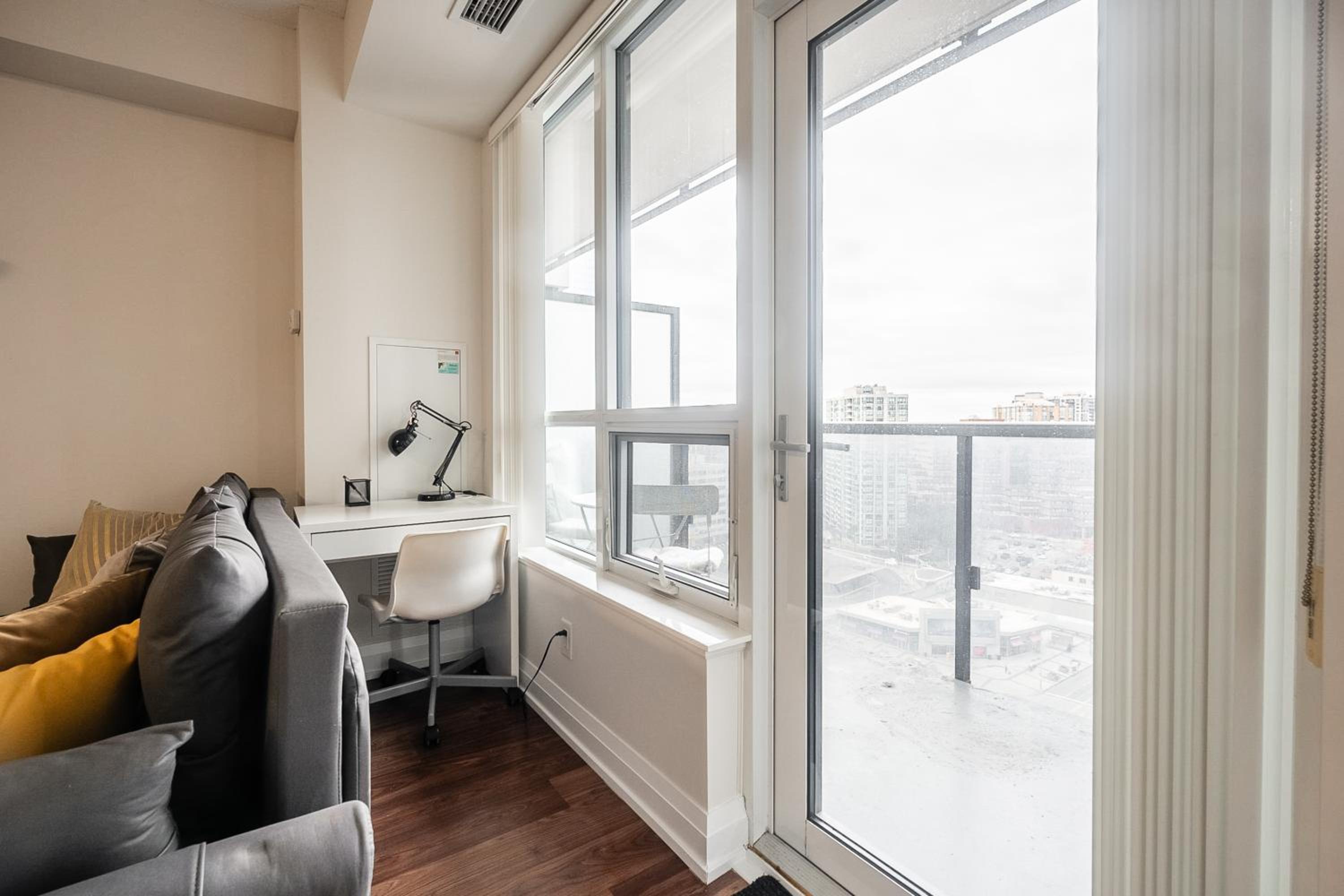 Modern 1 BR Apartment in North York Free parking