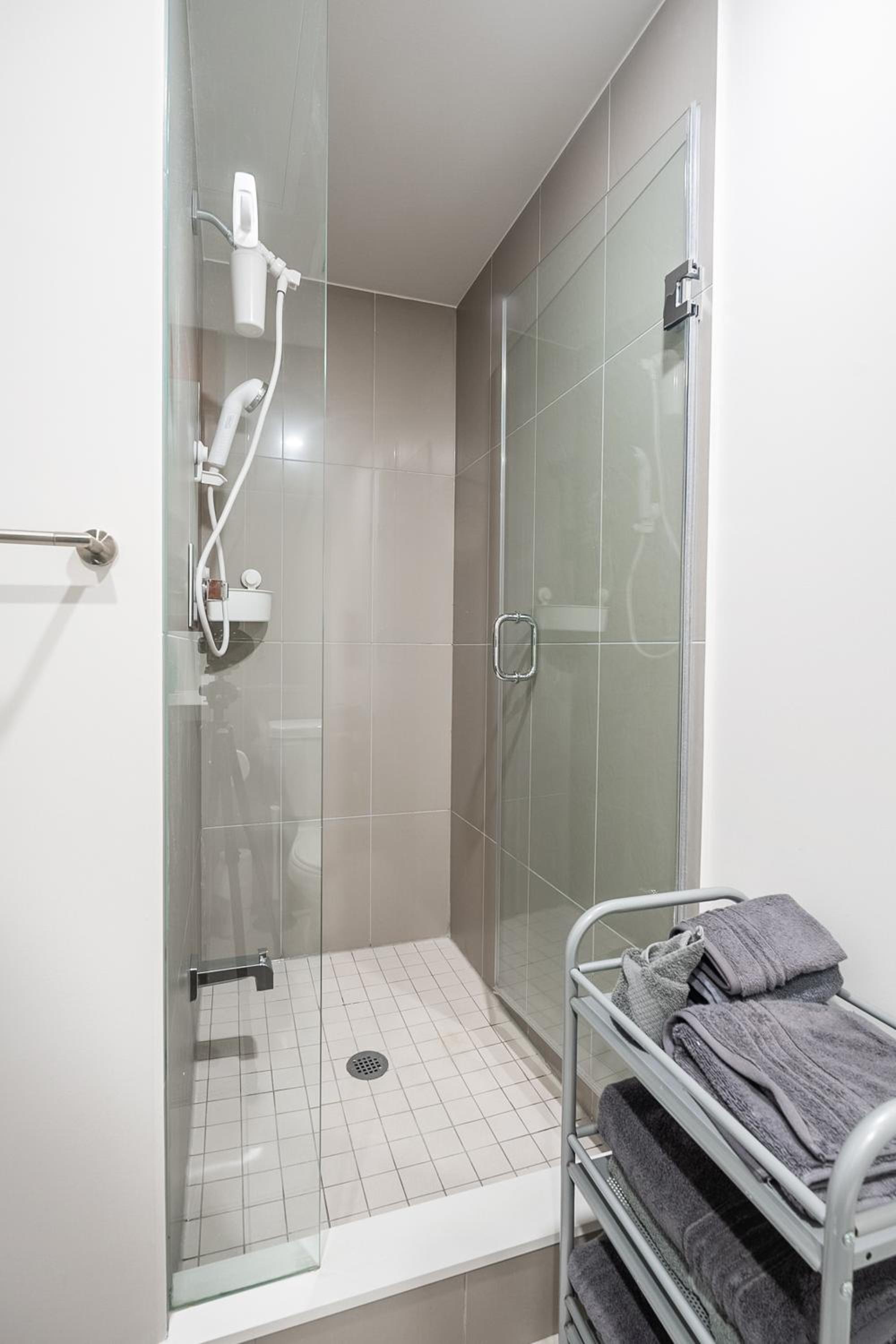 Modern 1 BR Apartment in North York Free parking