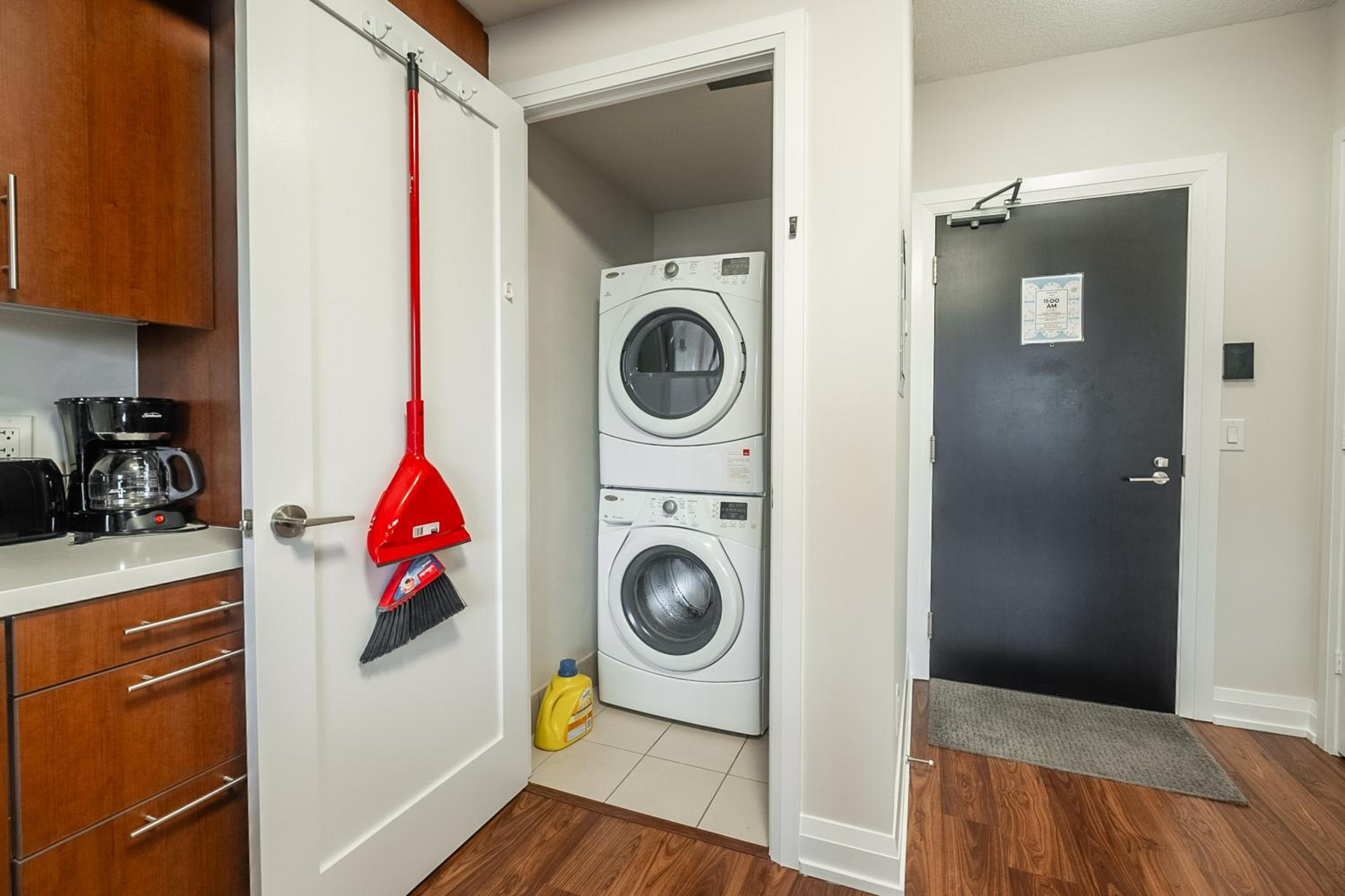 Modern 1 BR Apartment in North York Free parking