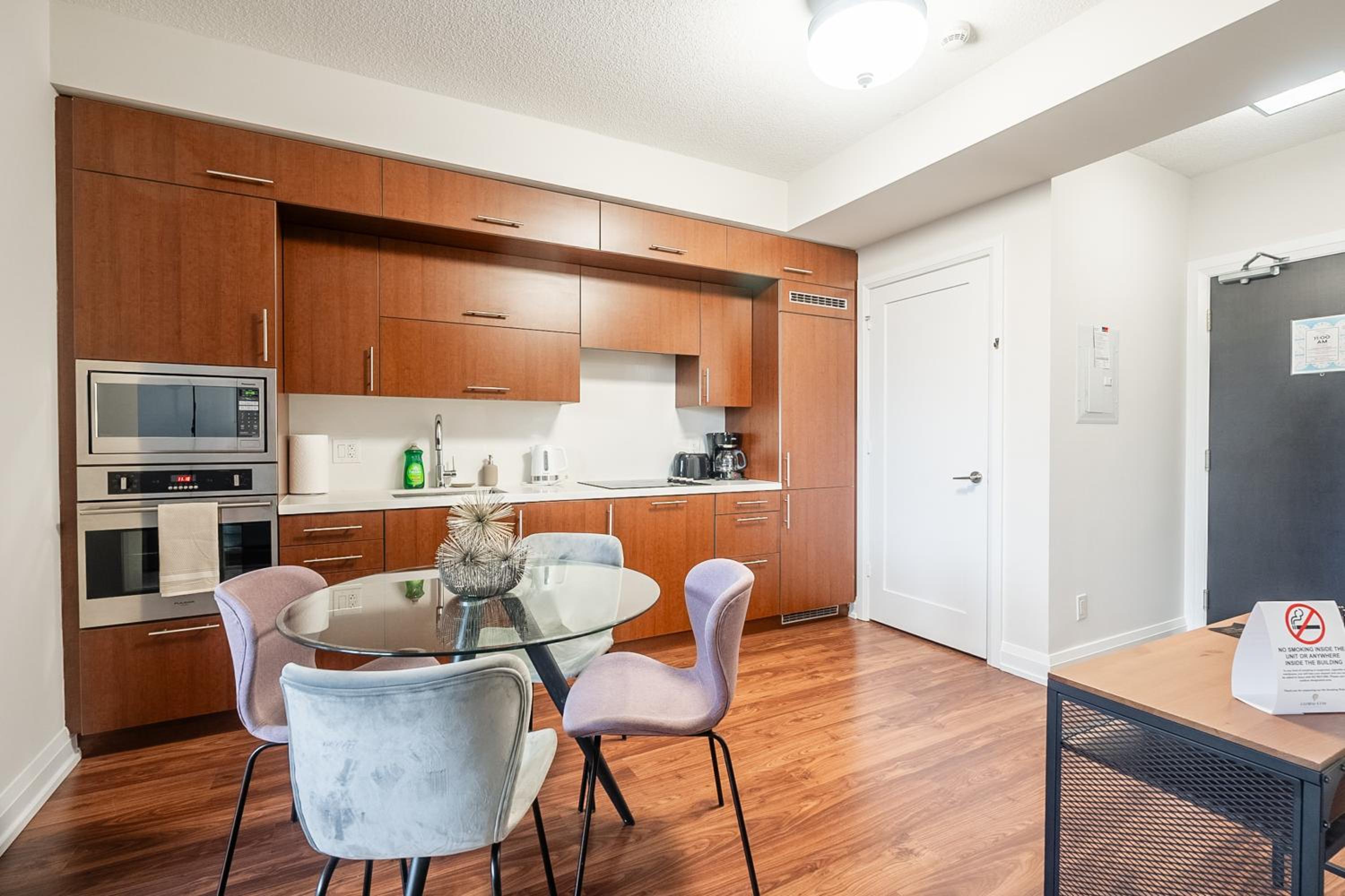Modern 1 BR Apartment in North York Free parking