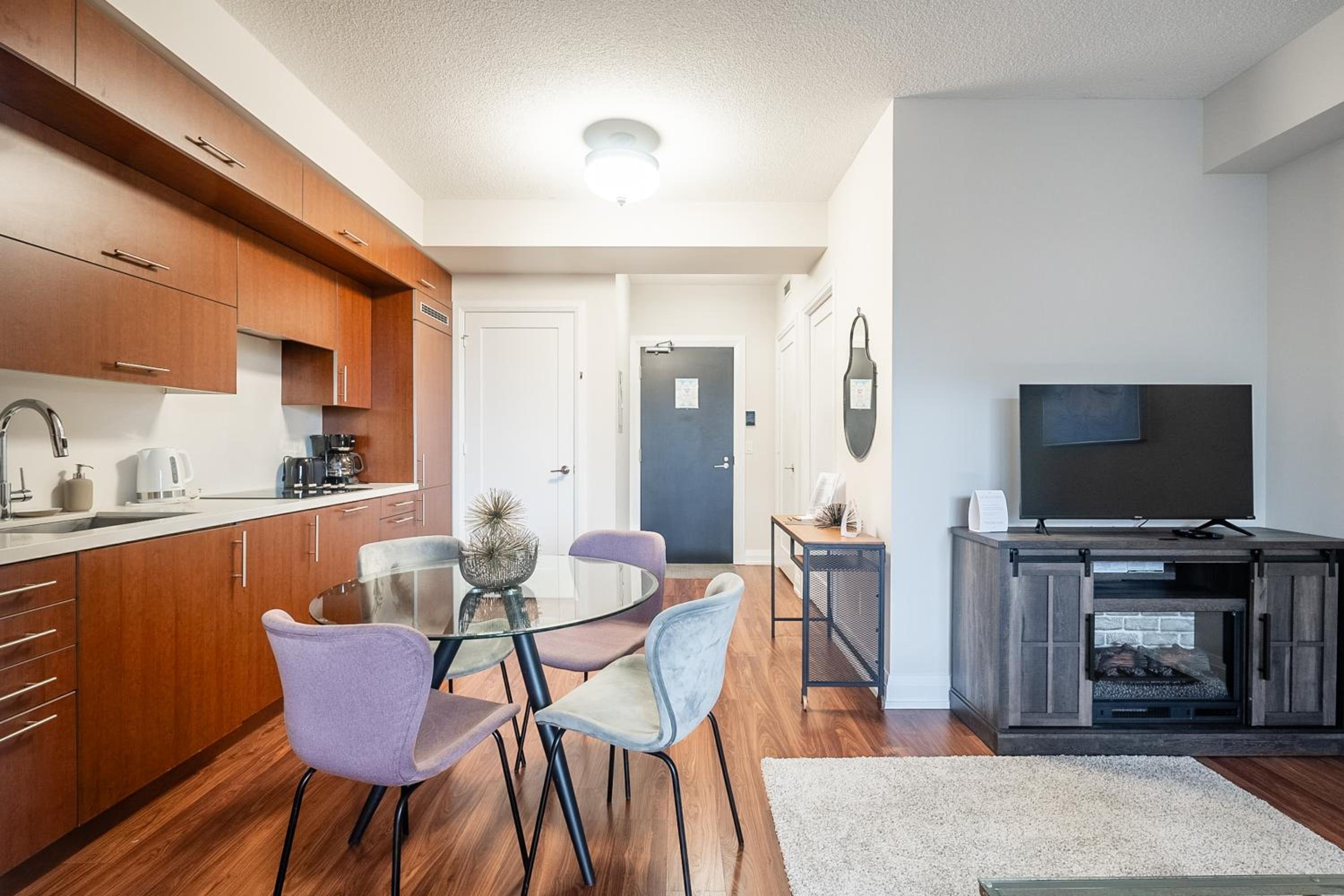 Modern 1 BR Apartment in North York Free parking