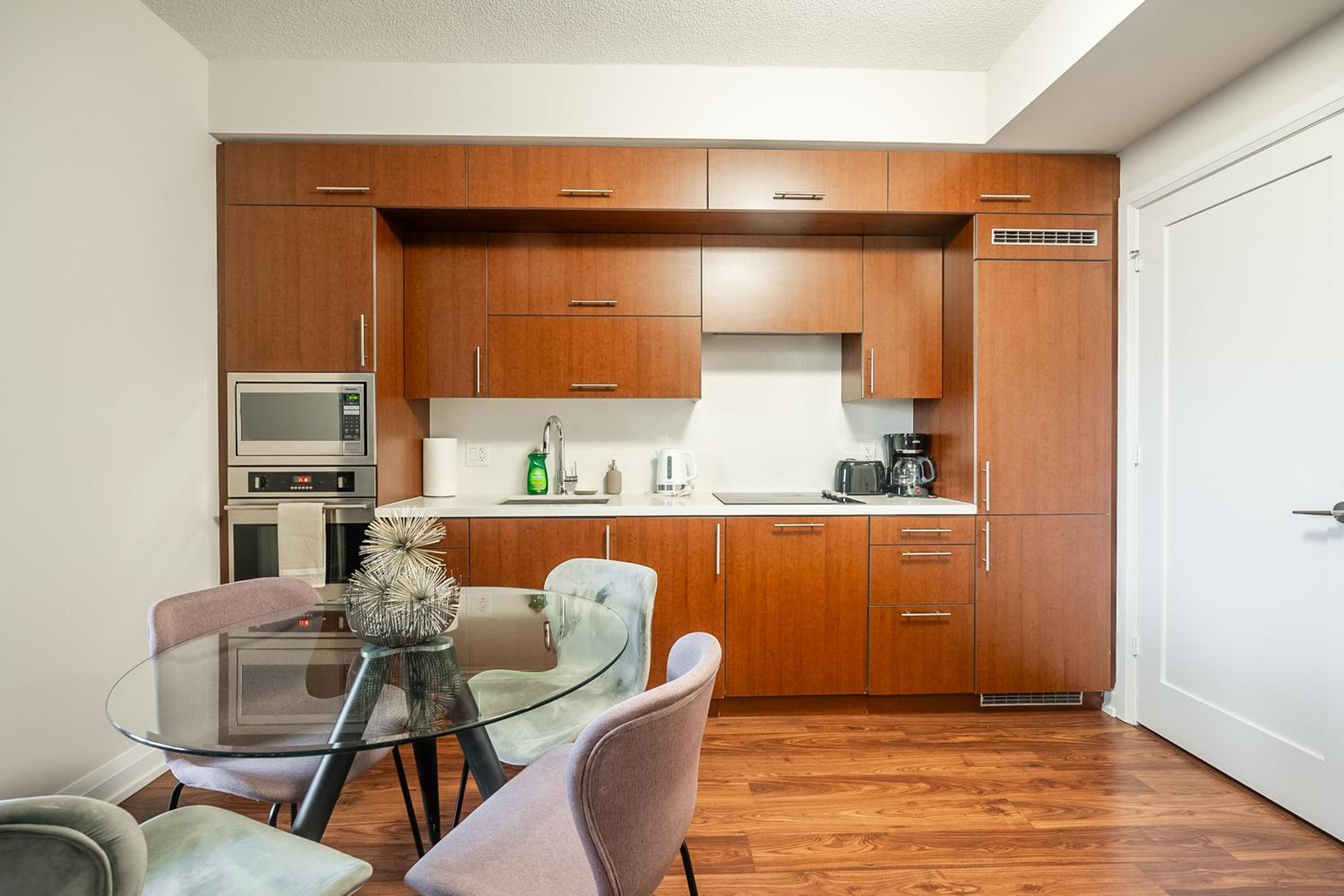 Modern 1 BR Apartment in North York Free parking