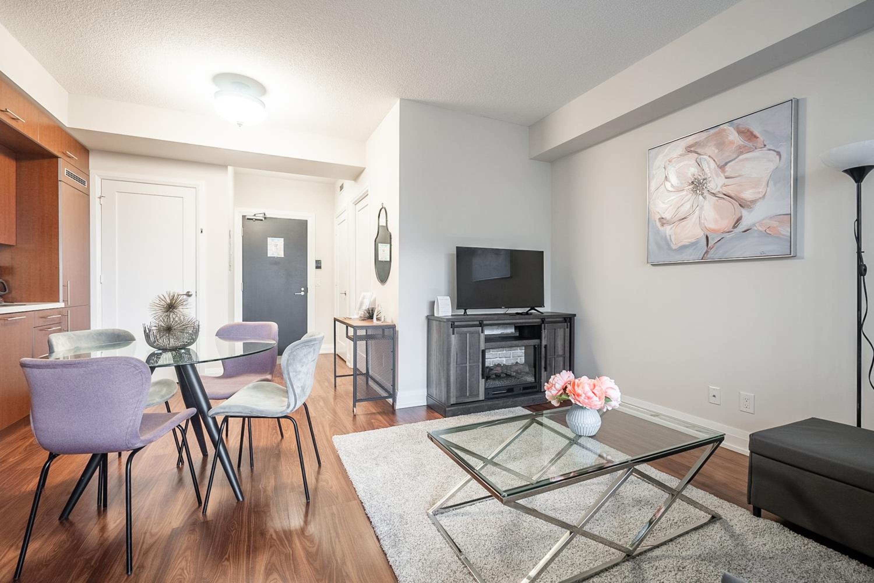 Modern 1 BR Apartment in North York Free parking