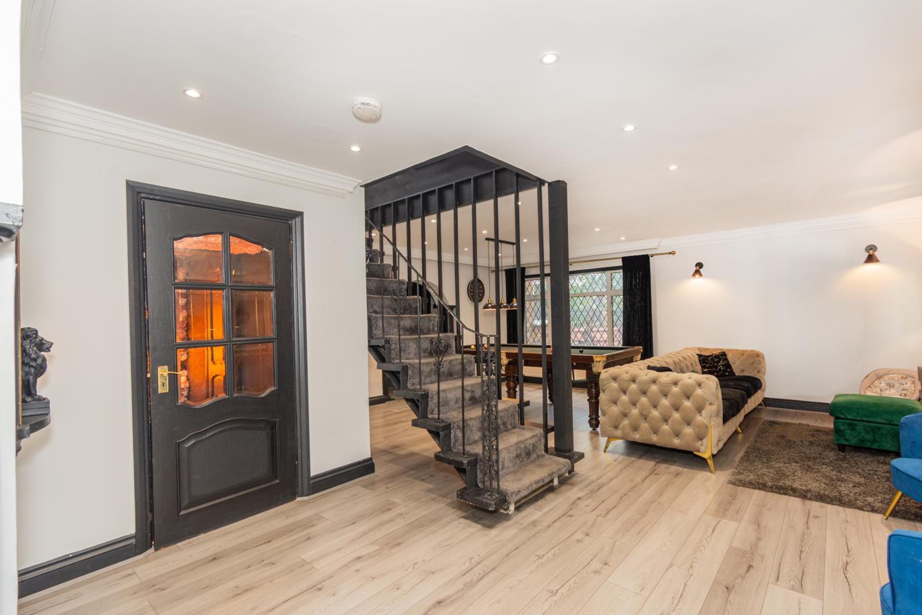 Slough 3-Bath Hot Tub, Cine & Garden with Parking