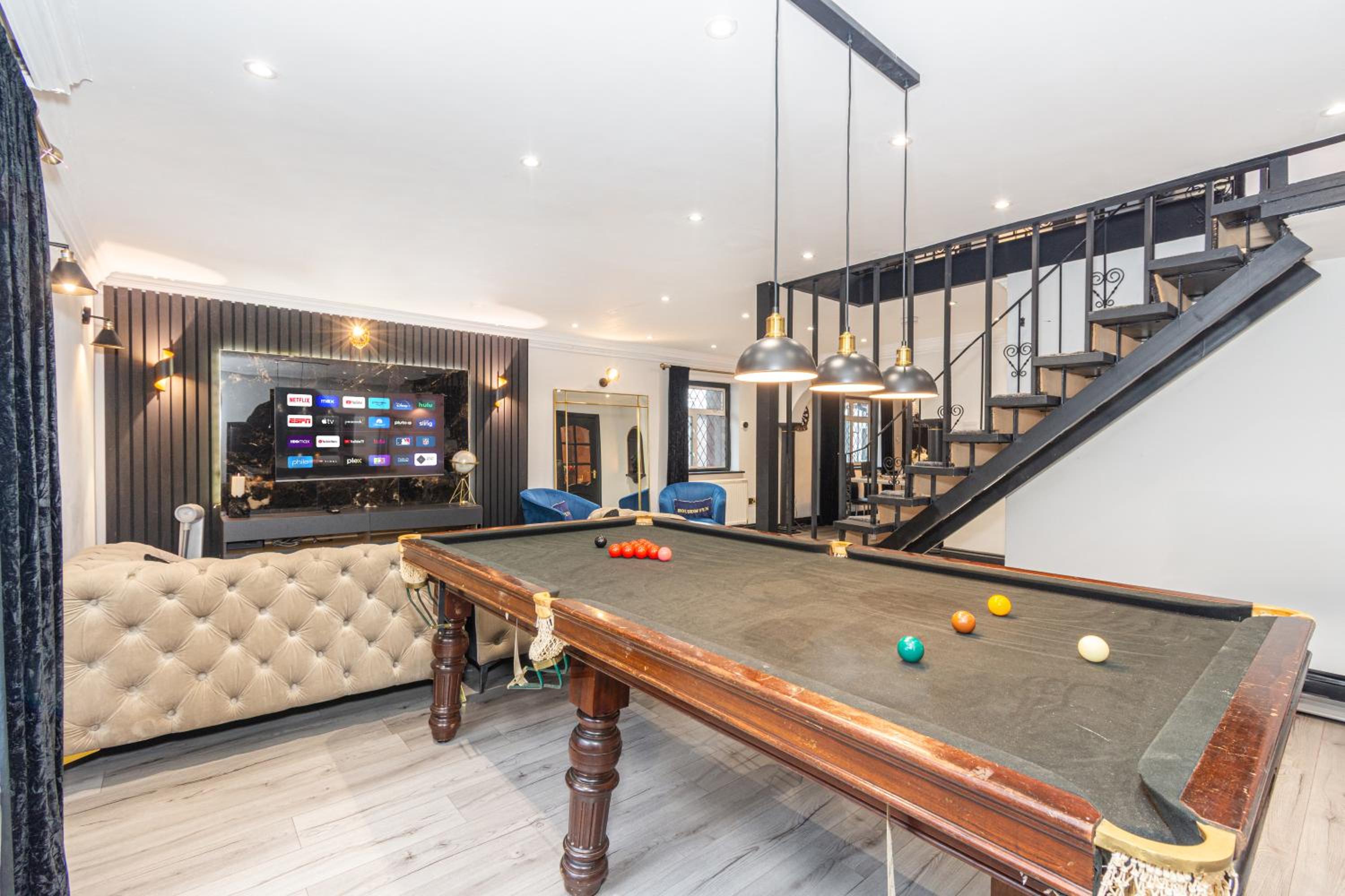 Slough 3-Bath Hot Tub, Cine & Garden with Parking