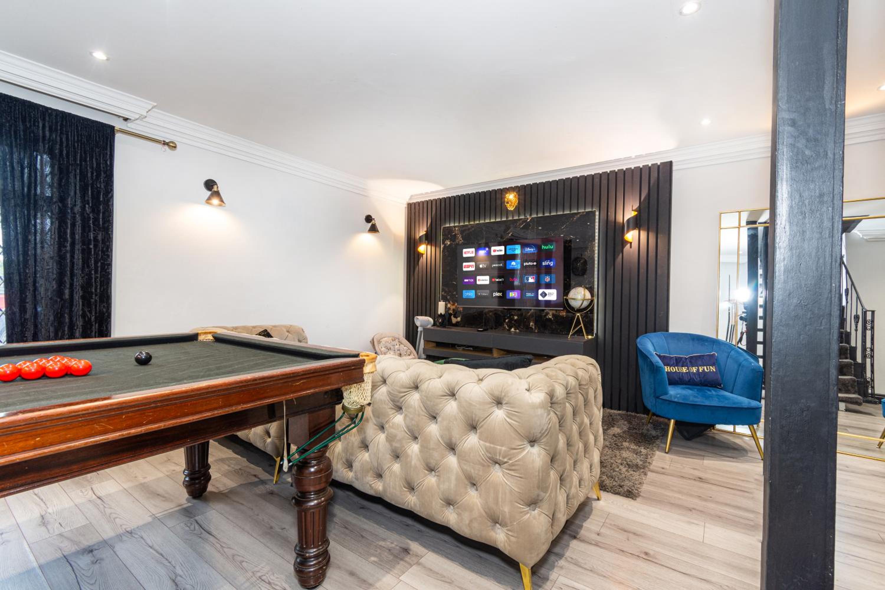 Slough 3-Bath Hot Tub, Cine & Garden with Parking