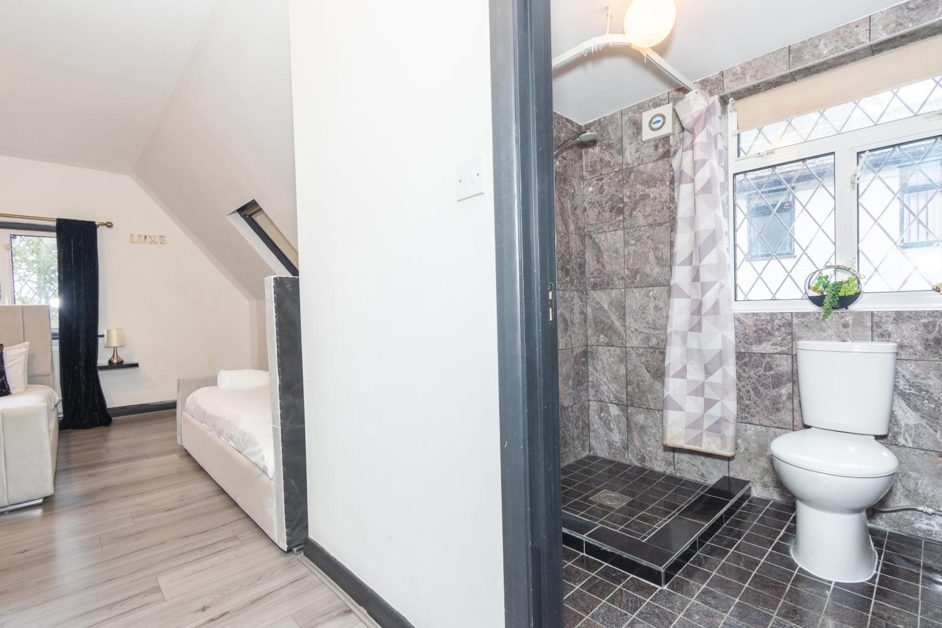 Slough 3-Bath Hot Tub, Cine & Garden with Parking
