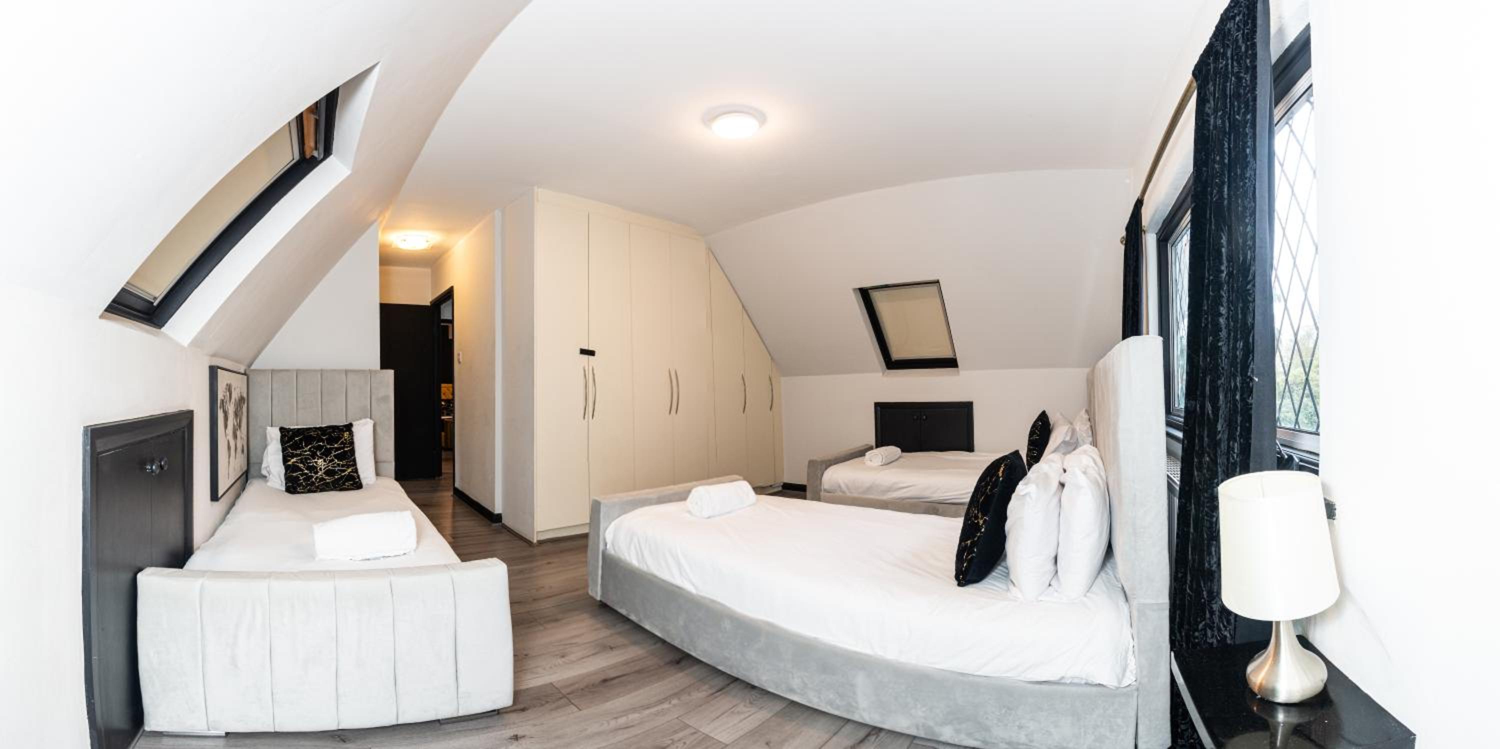Slough 3-Bath Hot Tub, Cine & Garden with Parking
