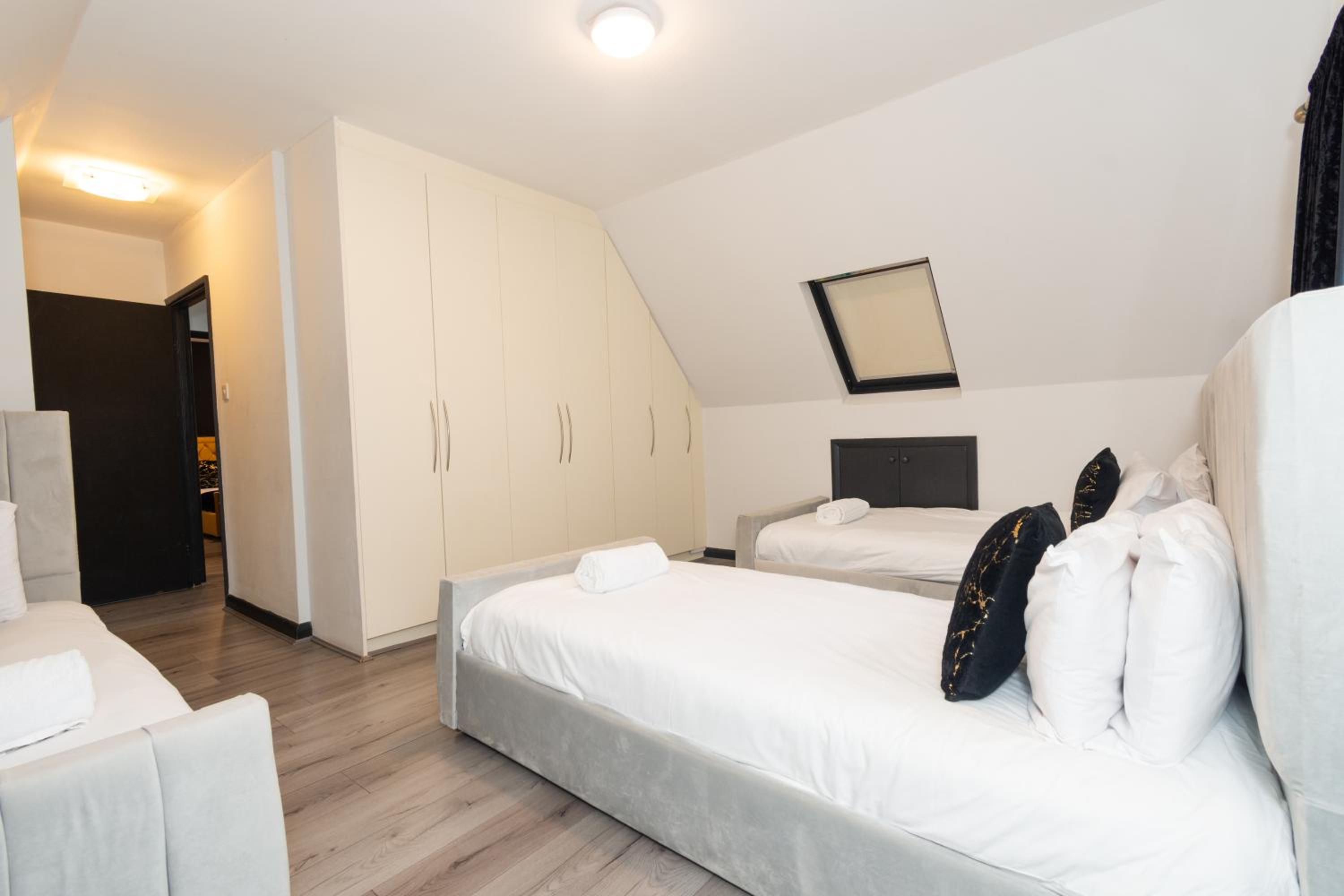 Slough 3-Bath Hot Tub, Cine & Garden with Parking