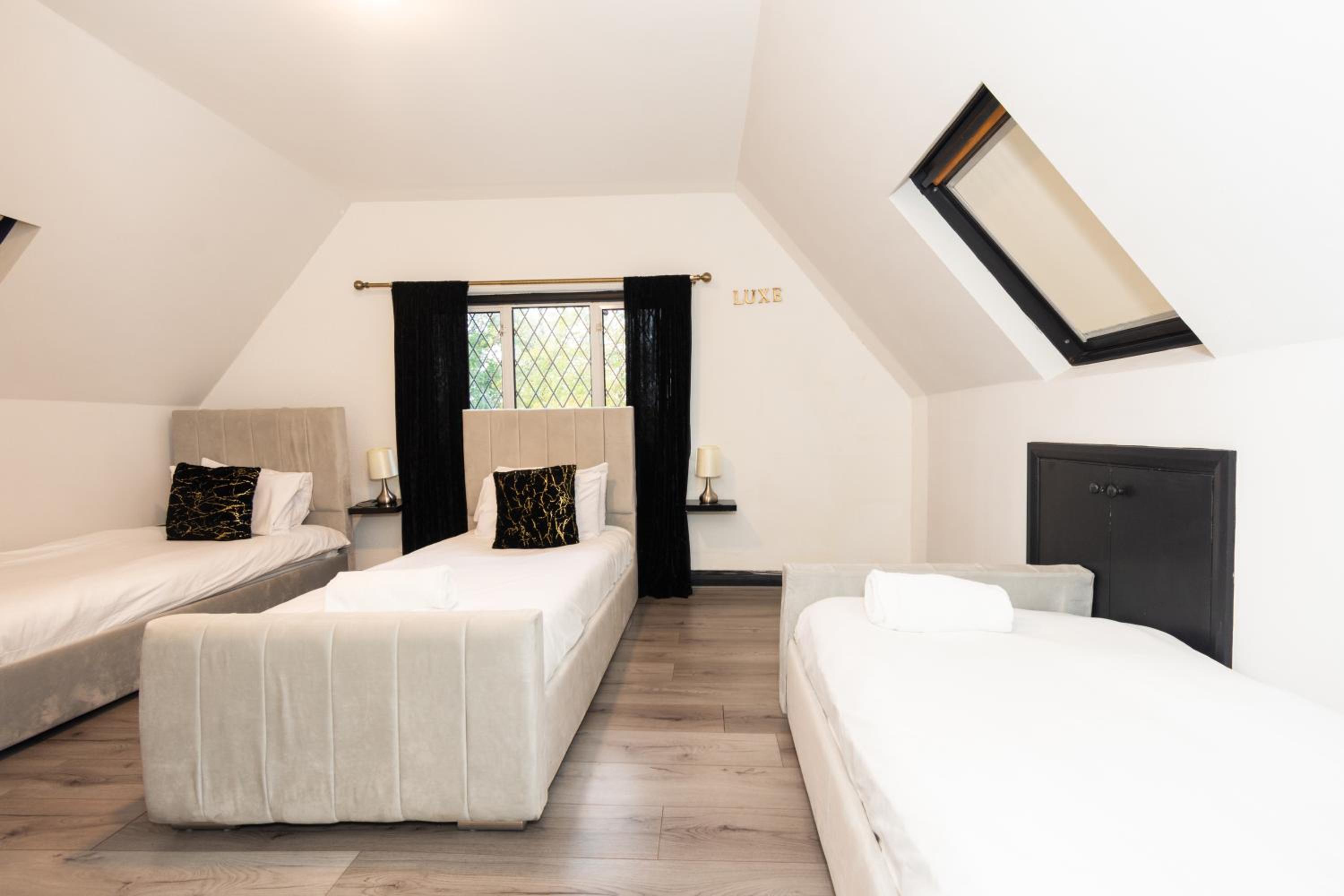 Slough 3-Bath Hot Tub, Cine & Garden with Parking