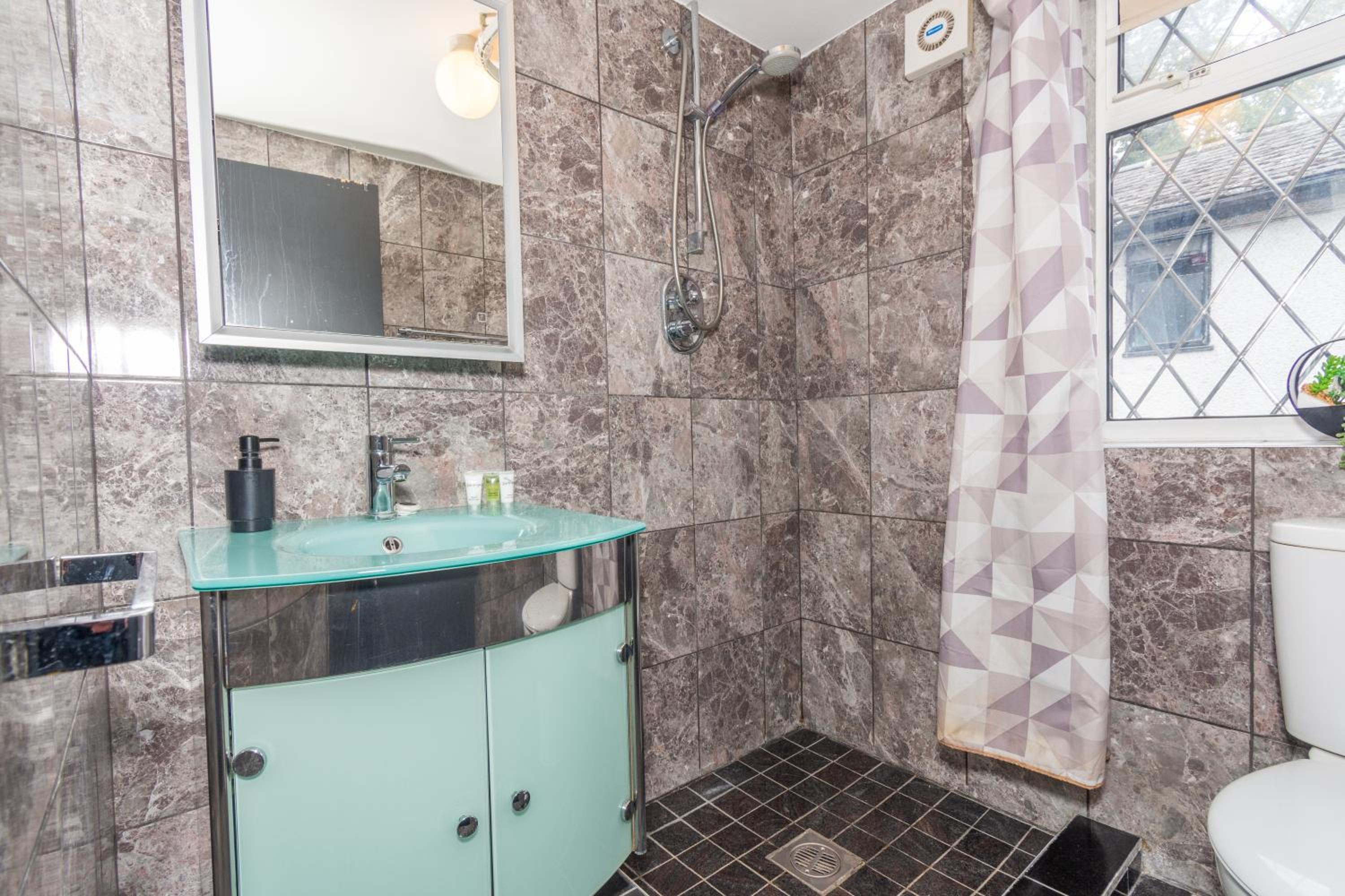 Slough 3-Bath Hot Tub, Cine & Garden with Parking