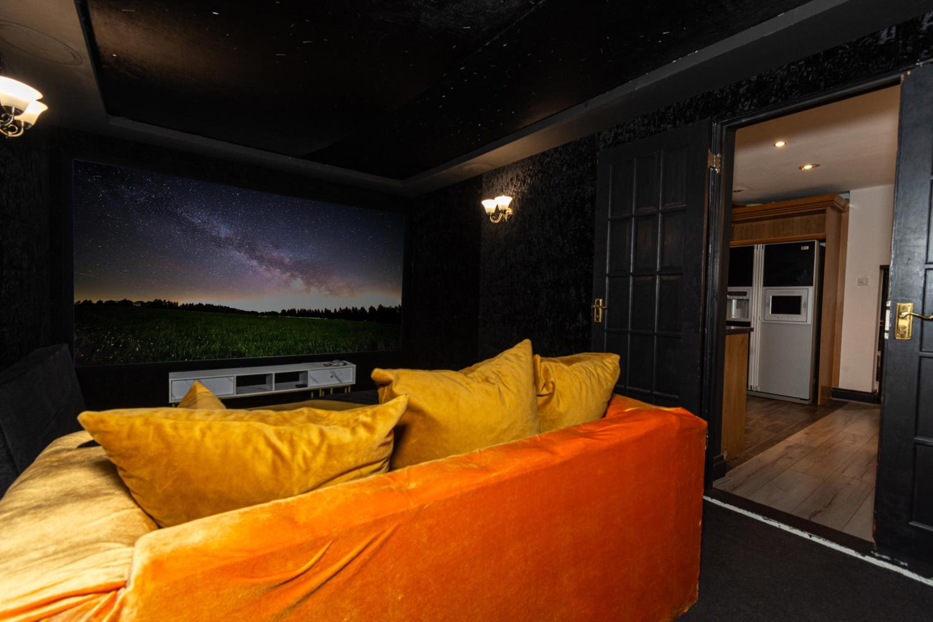 Slough 3-Bath Hot Tub, Cine & Garden with Parking