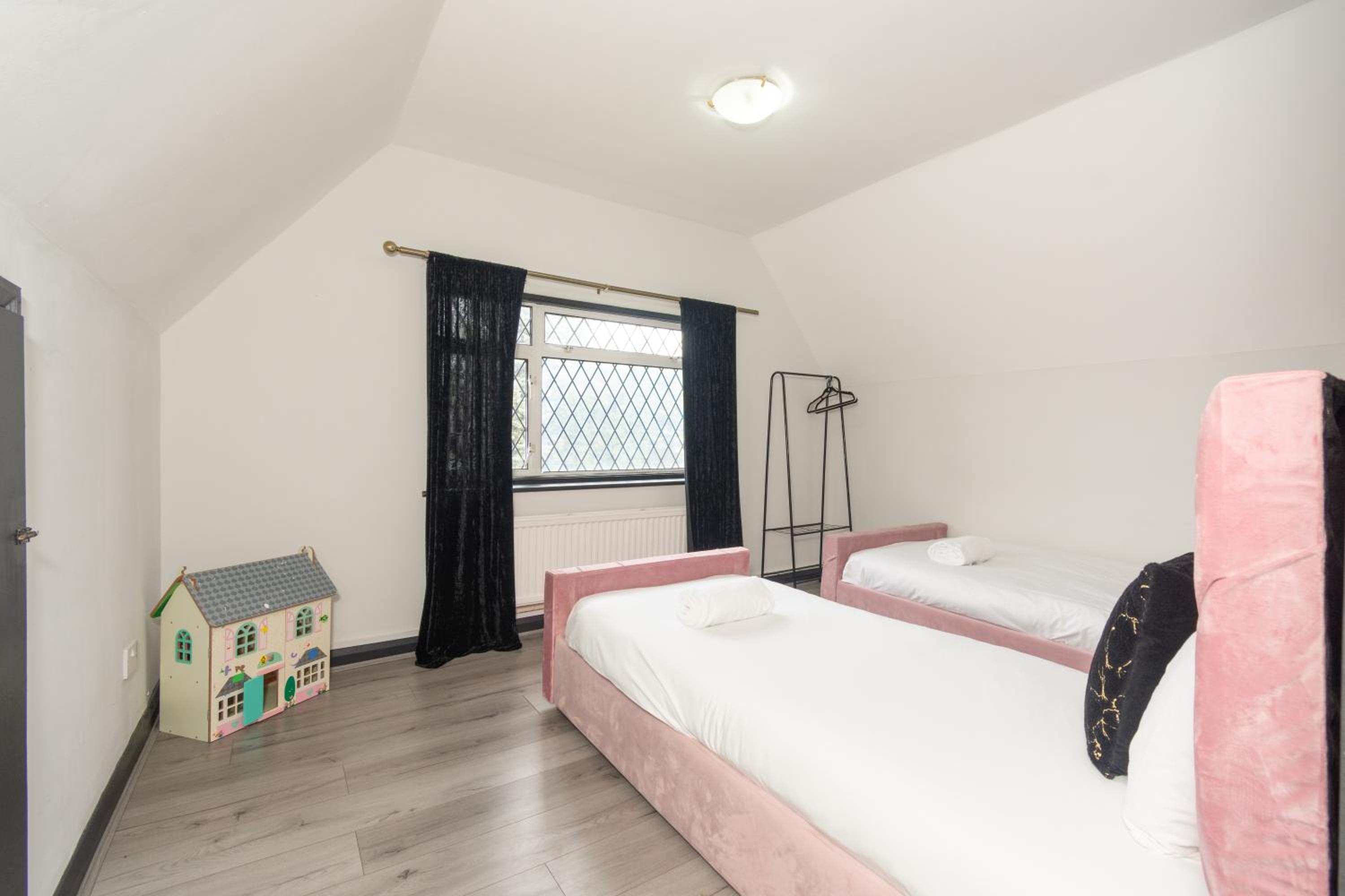 Slough 3-Bath Hot Tub, Cine & Garden with Parking