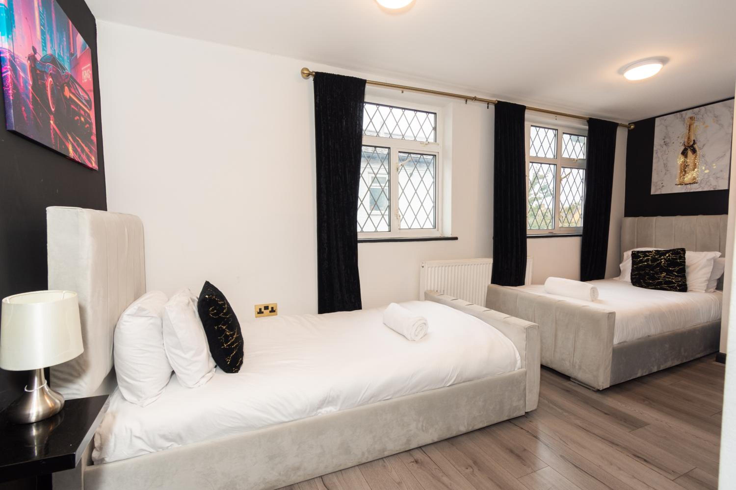 Slough 3-Bath Hot Tub, Cine & Garden with Parking