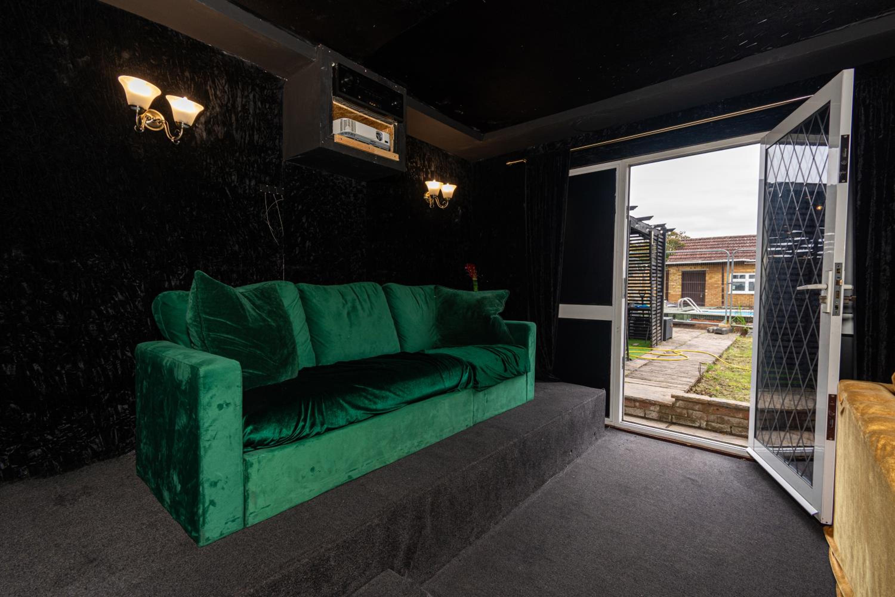 Slough 3-Bath Hot Tub, Cine & Garden with Parking