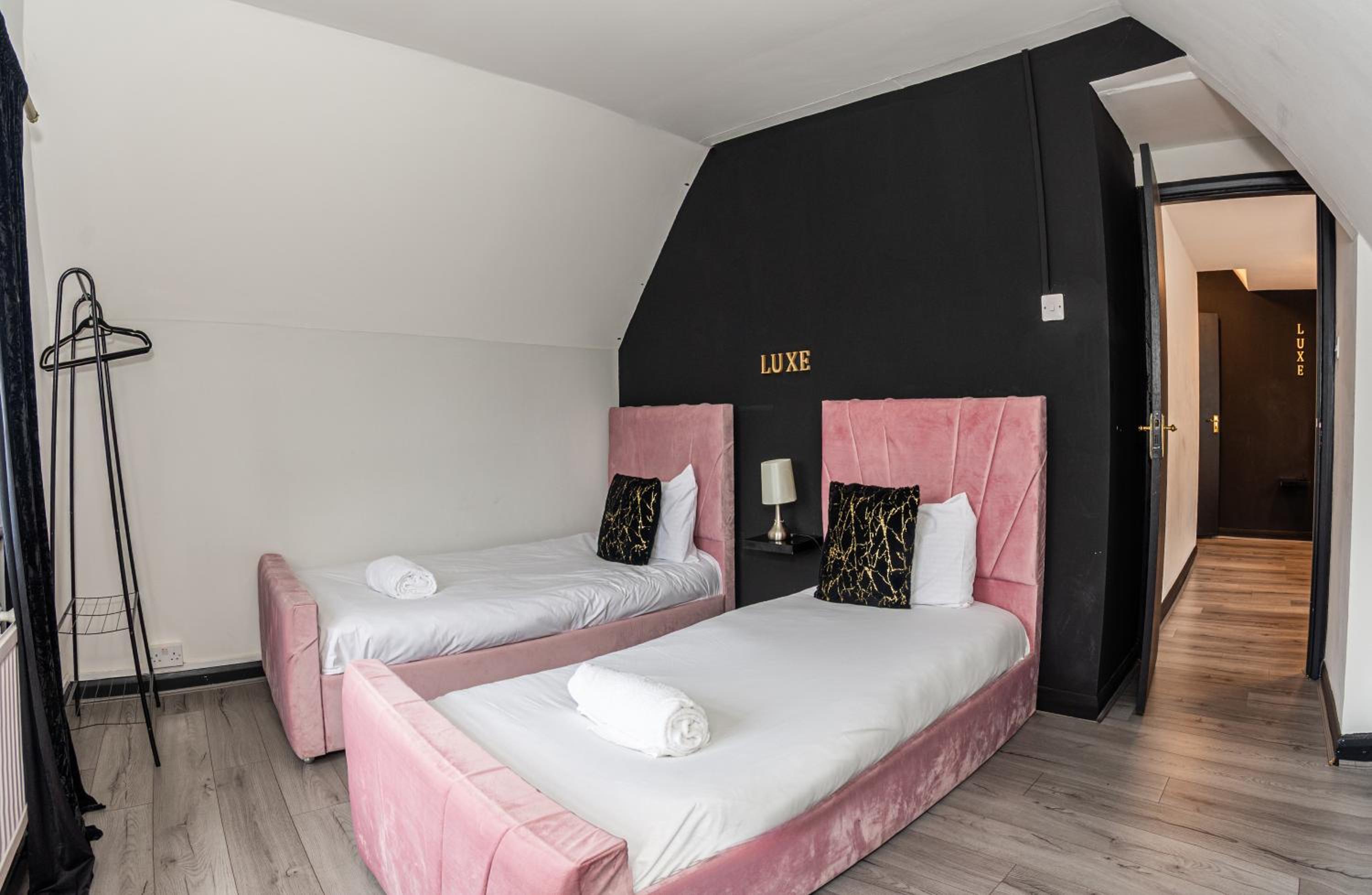 Slough 3-Bath Hot Tub, Cine & Garden with Parking