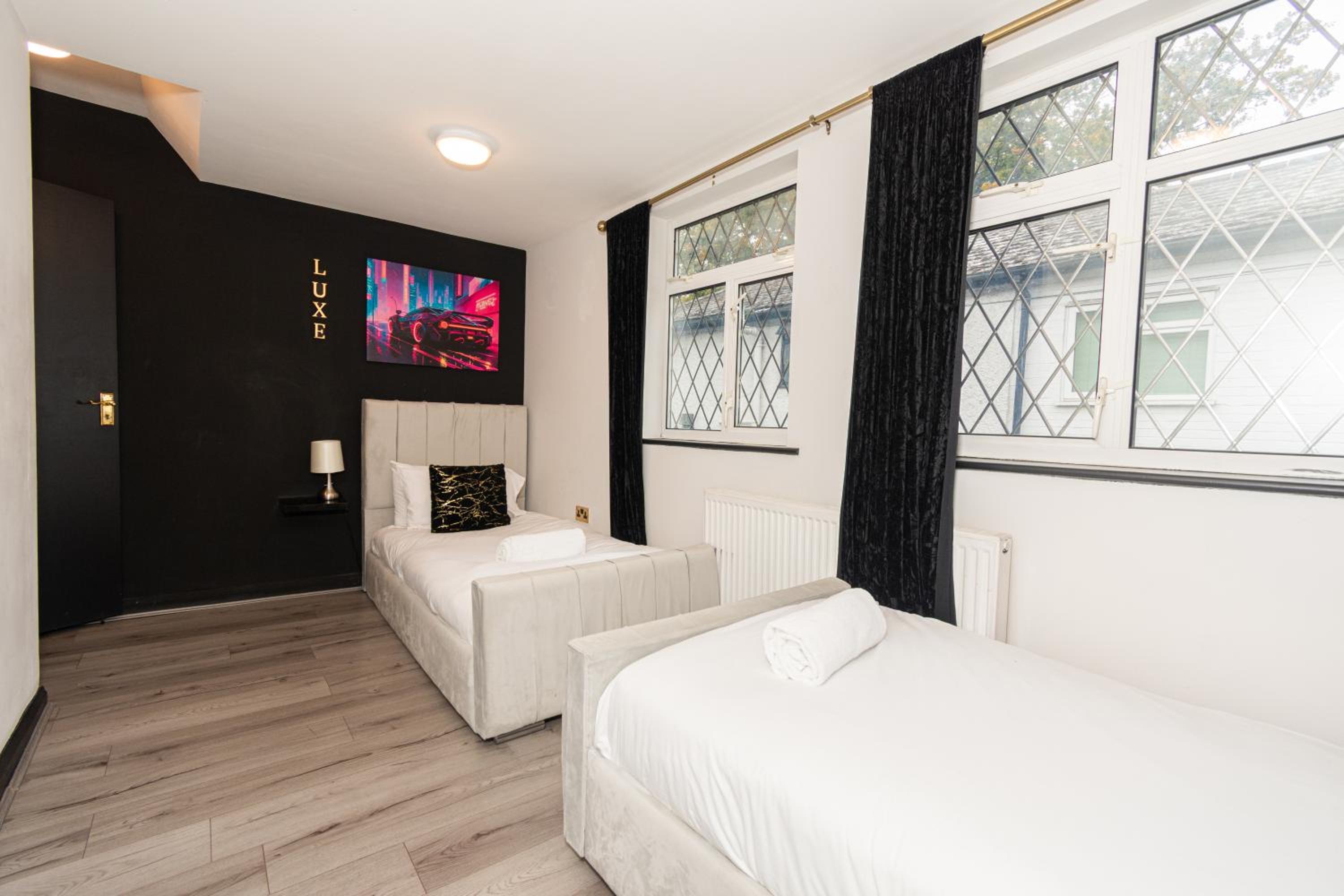 Slough 3-Bath Hot Tub, Cine & Garden with Parking