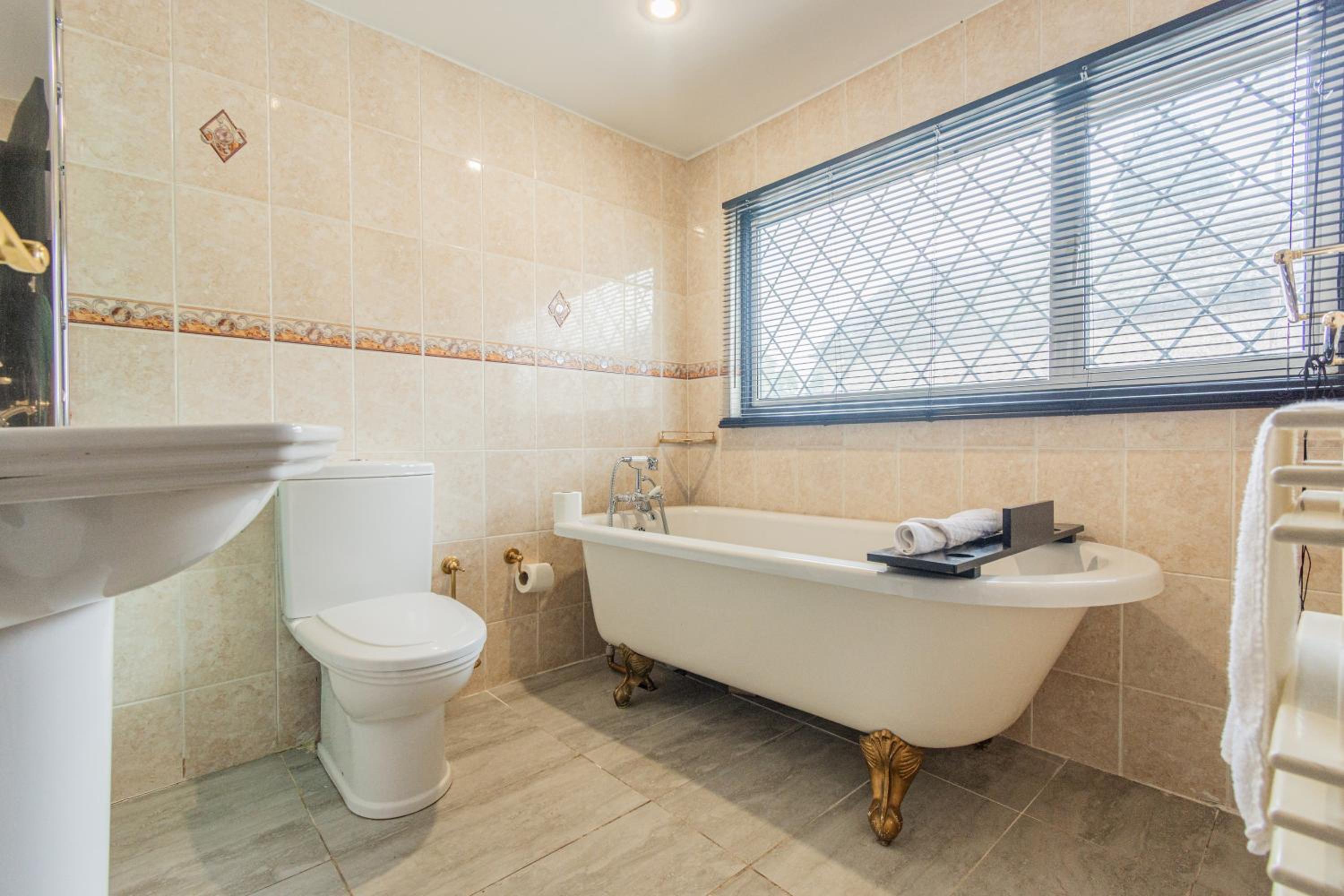 Slough 3-Bath Hot Tub, Cine & Garden with Parking