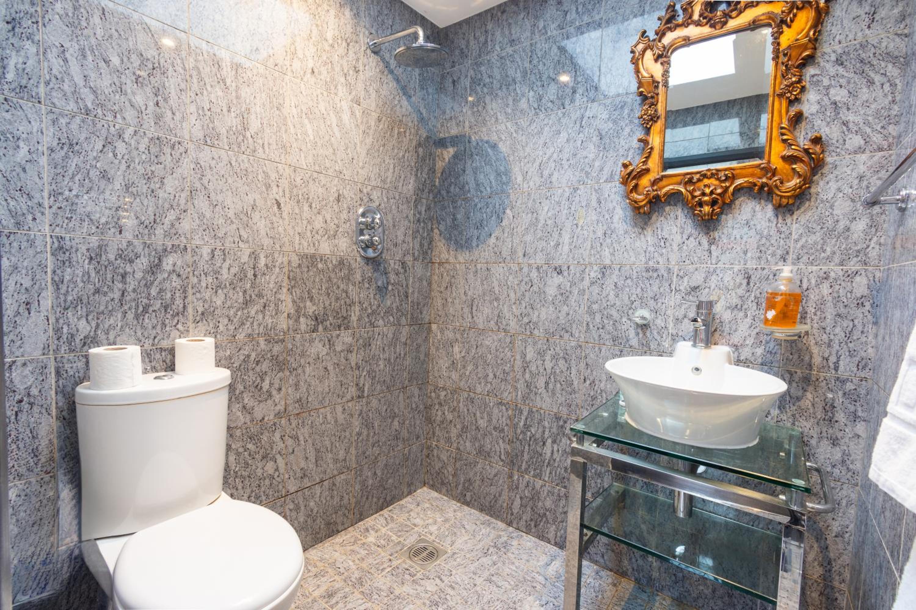 Slough 3-Bath Hot Tub, Cine & Garden with Parking