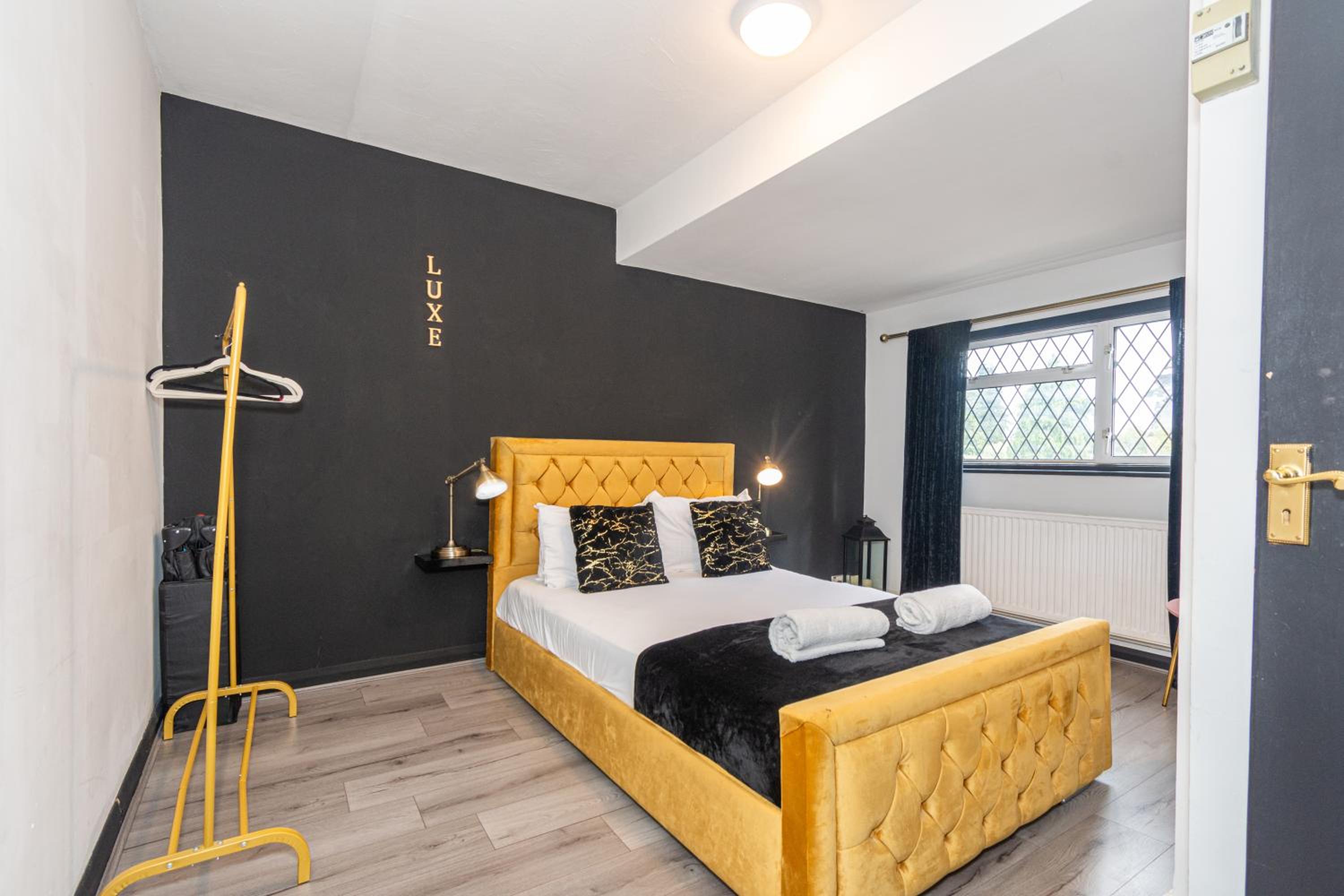 Slough 3-Bath Hot Tub, Cine & Garden with Parking