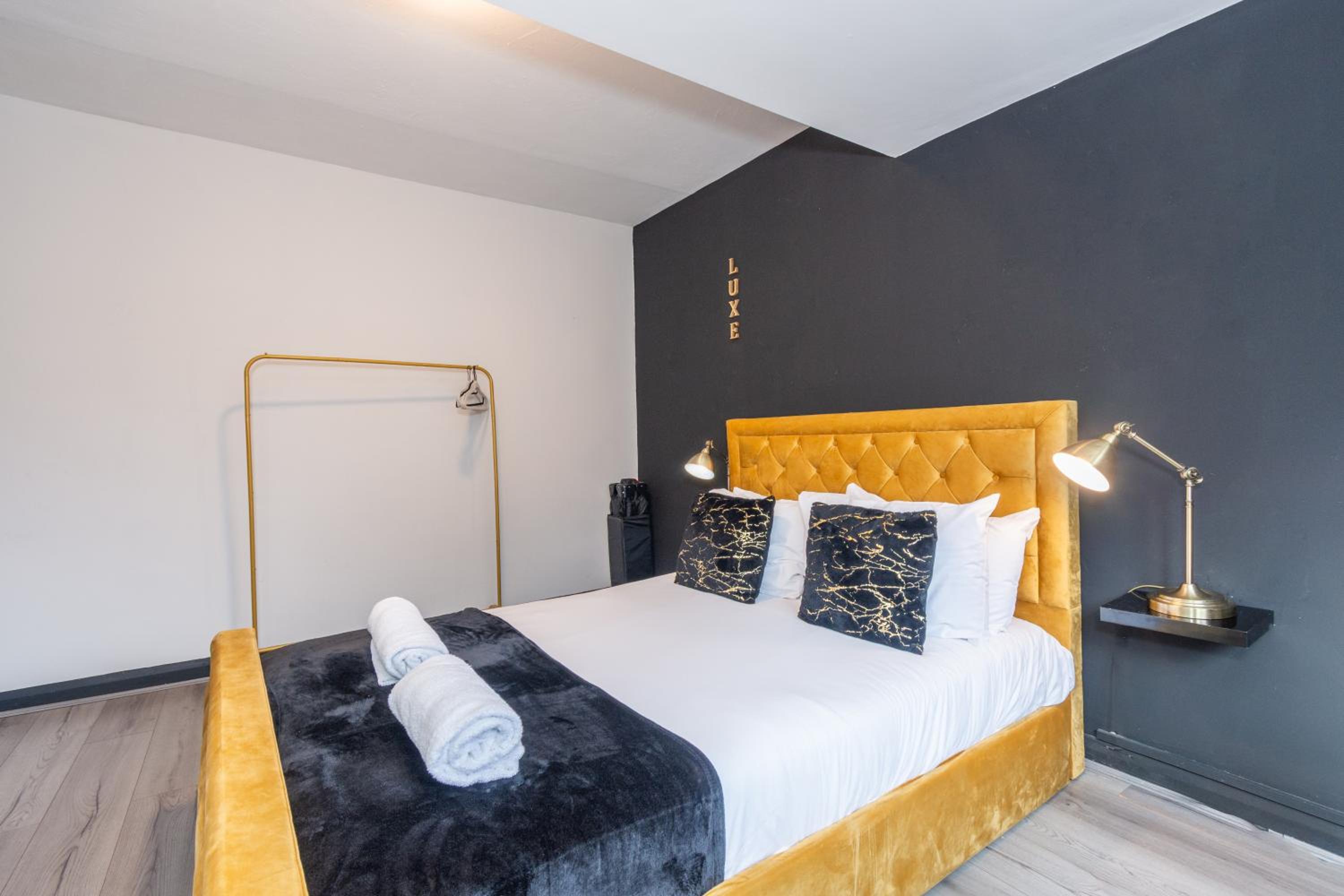 Slough 3-Bath Hot Tub, Cine & Garden with Parking