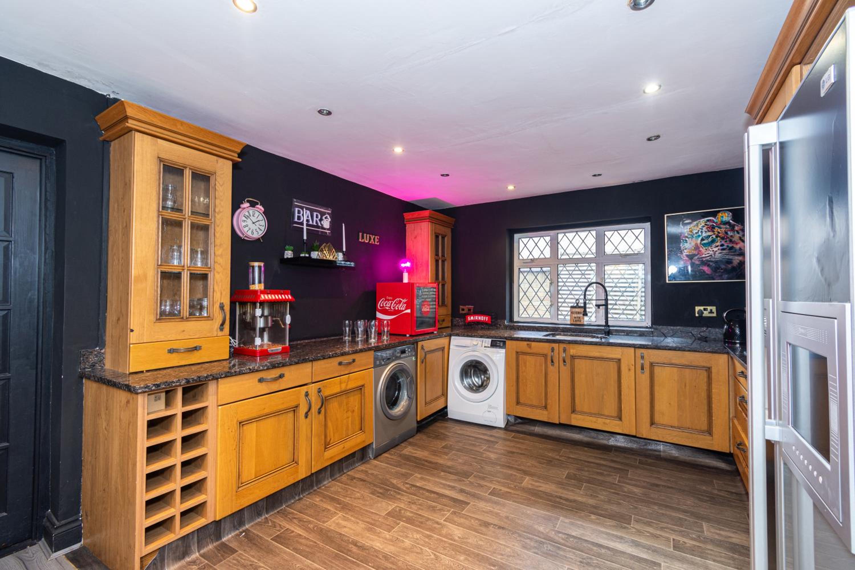 Slough 3-Bath Hot Tub, Cine & Garden with Parking
