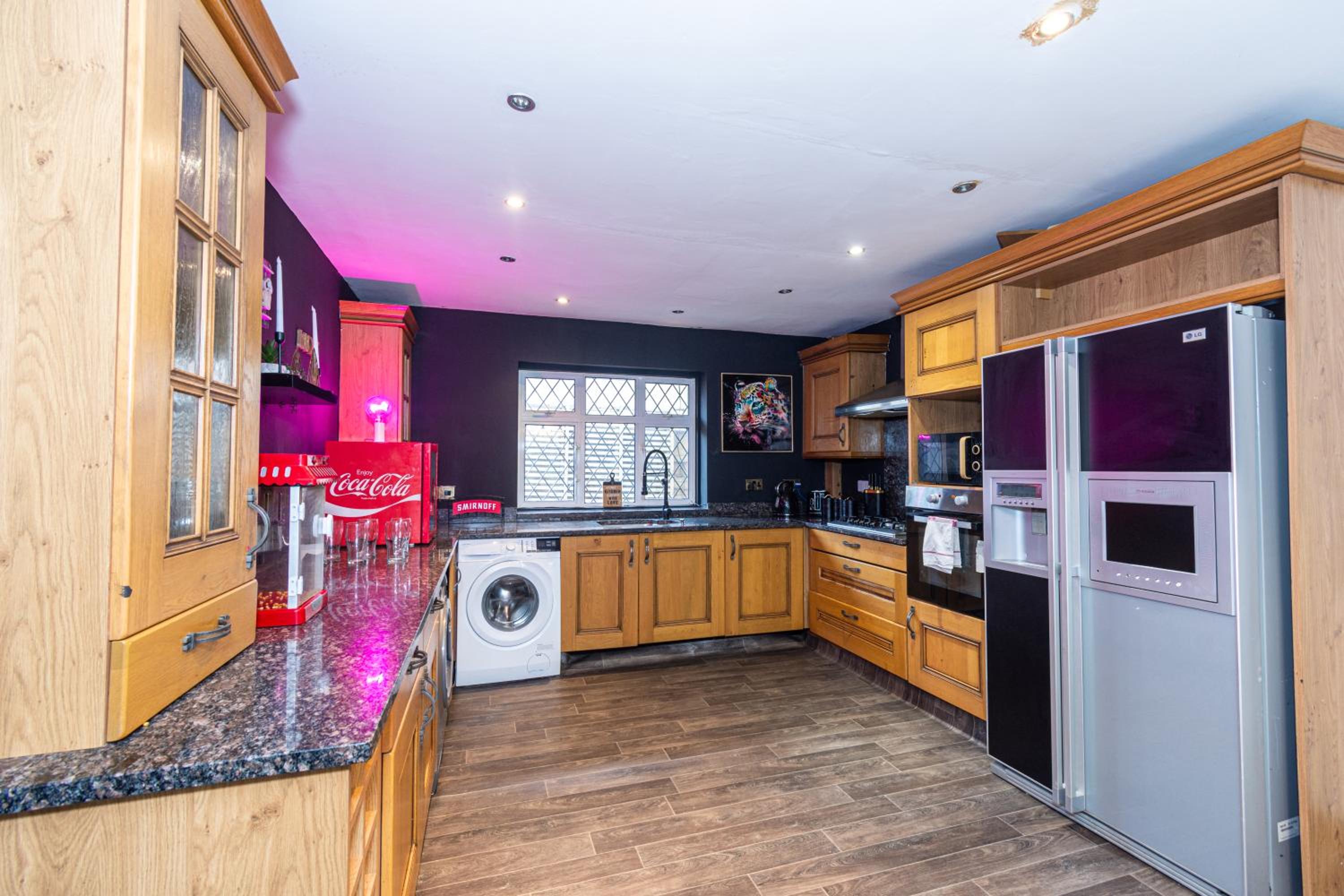 Slough 3-Bath Hot Tub, Cine & Garden with Parking