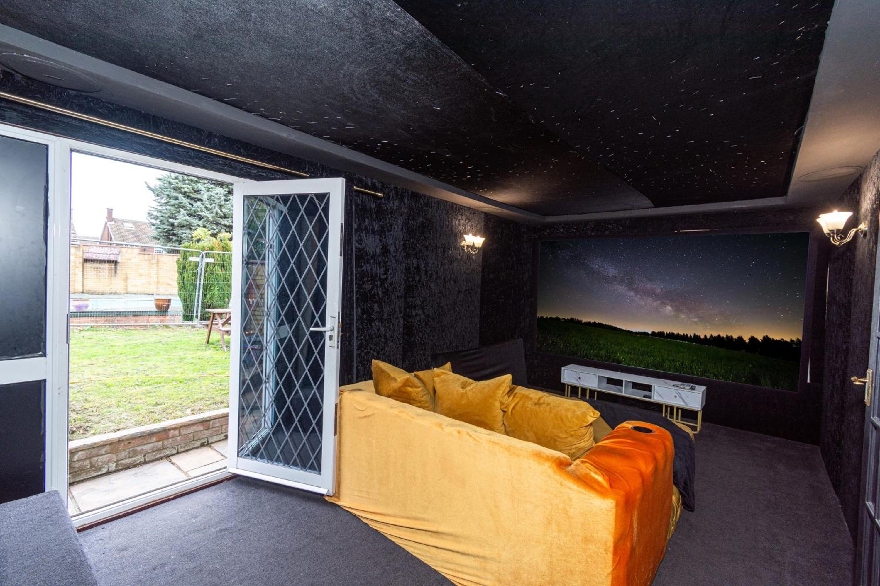 Slough 3-Bath Hot Tub, Cine & Garden with Parking