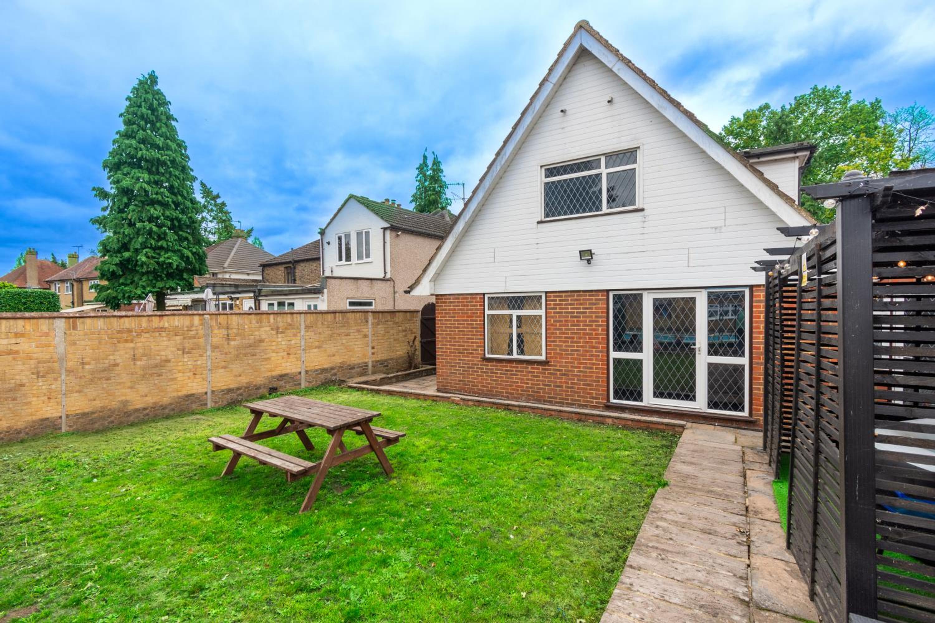 Slough 3-Bath Hot Tub, Cine & Garden with Parking