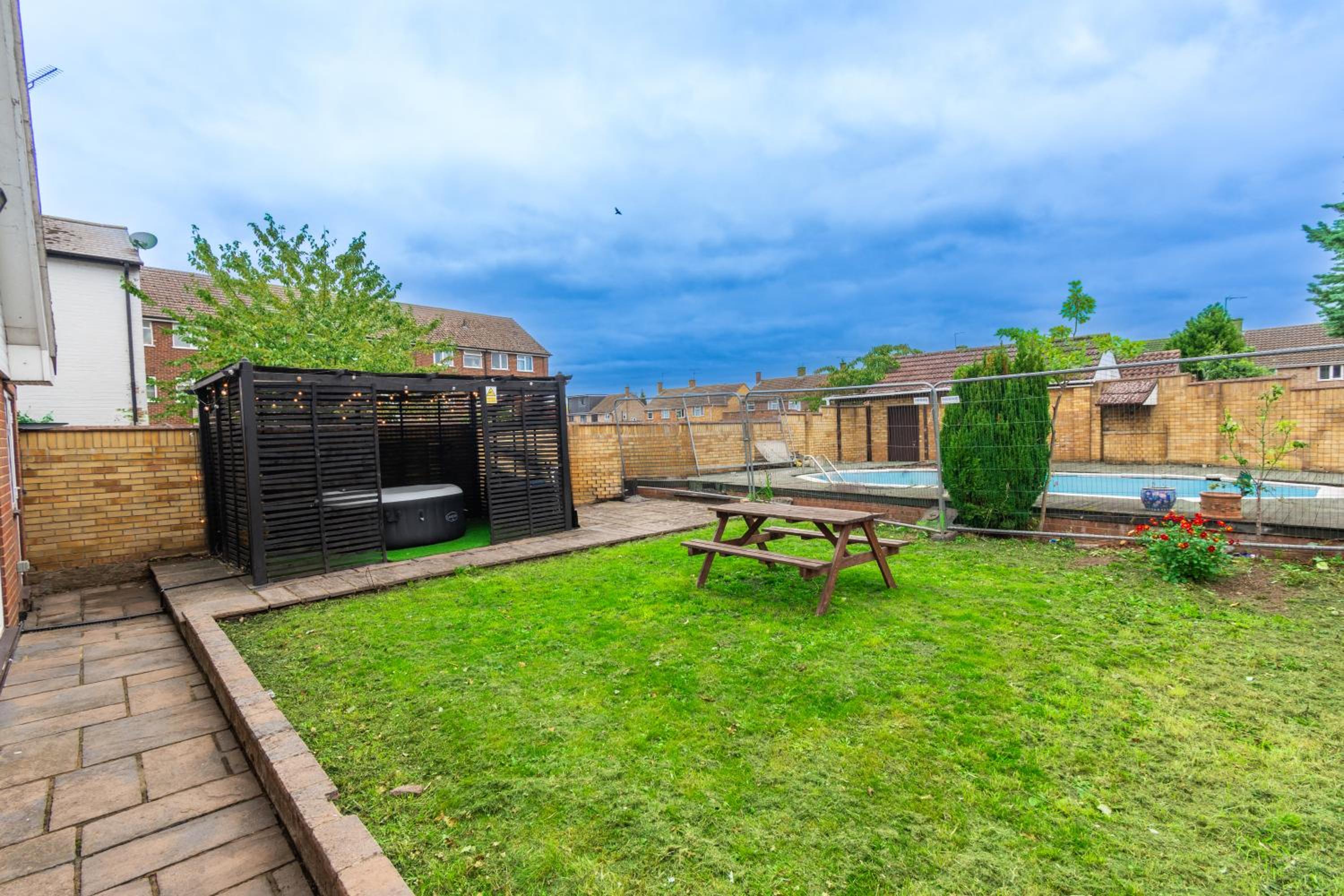 Slough 3-Bath Hot Tub, Cine & Garden with Parking