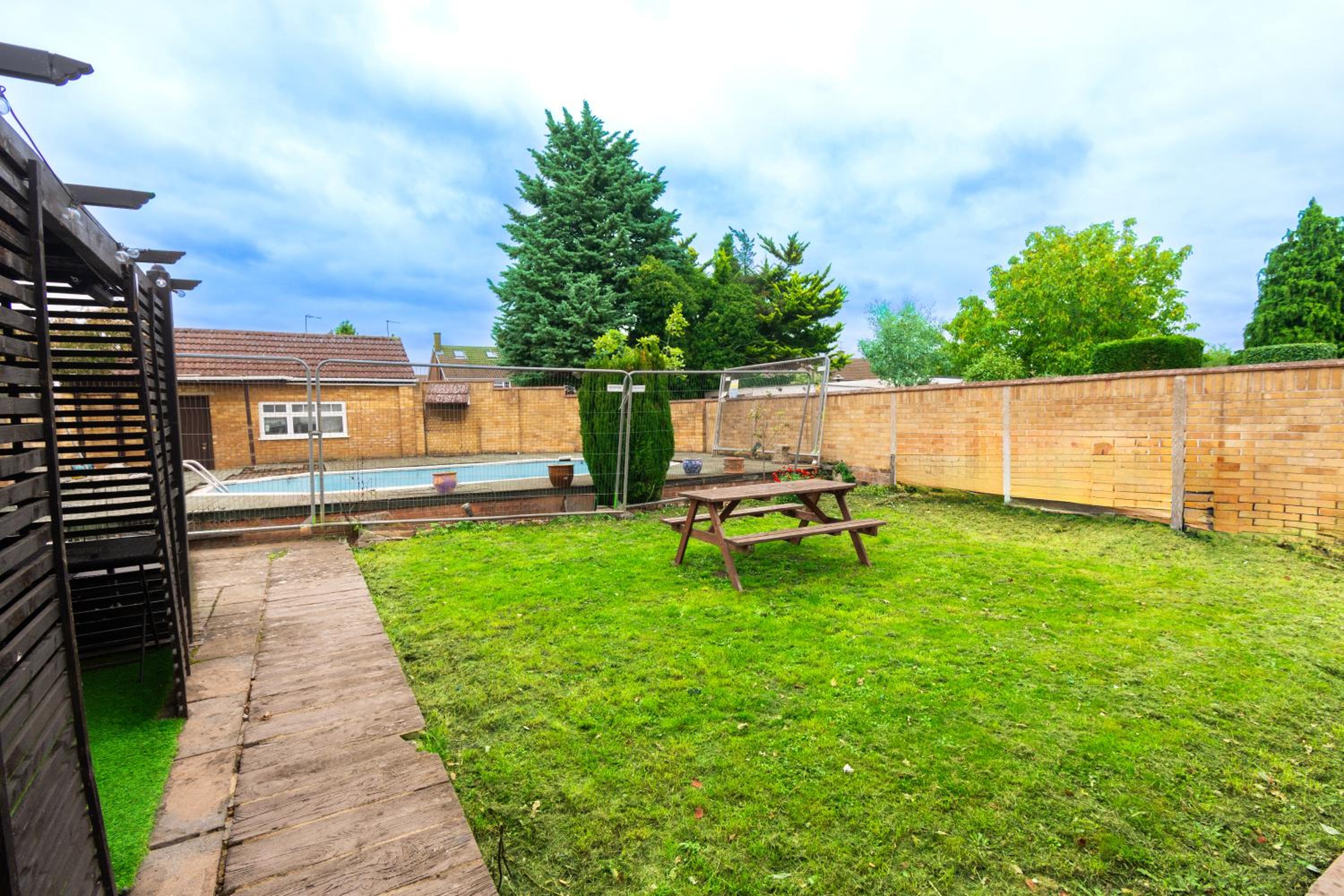 Slough 3-Bath Hot Tub, Cine & Garden with Parking