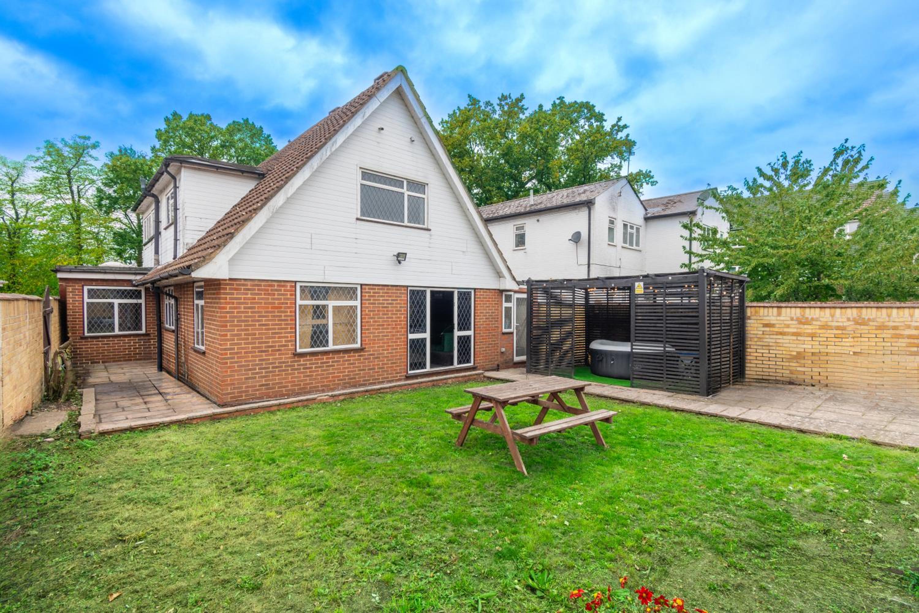 Slough 3-Bath Hot Tub, Cine & Garden with Parking
