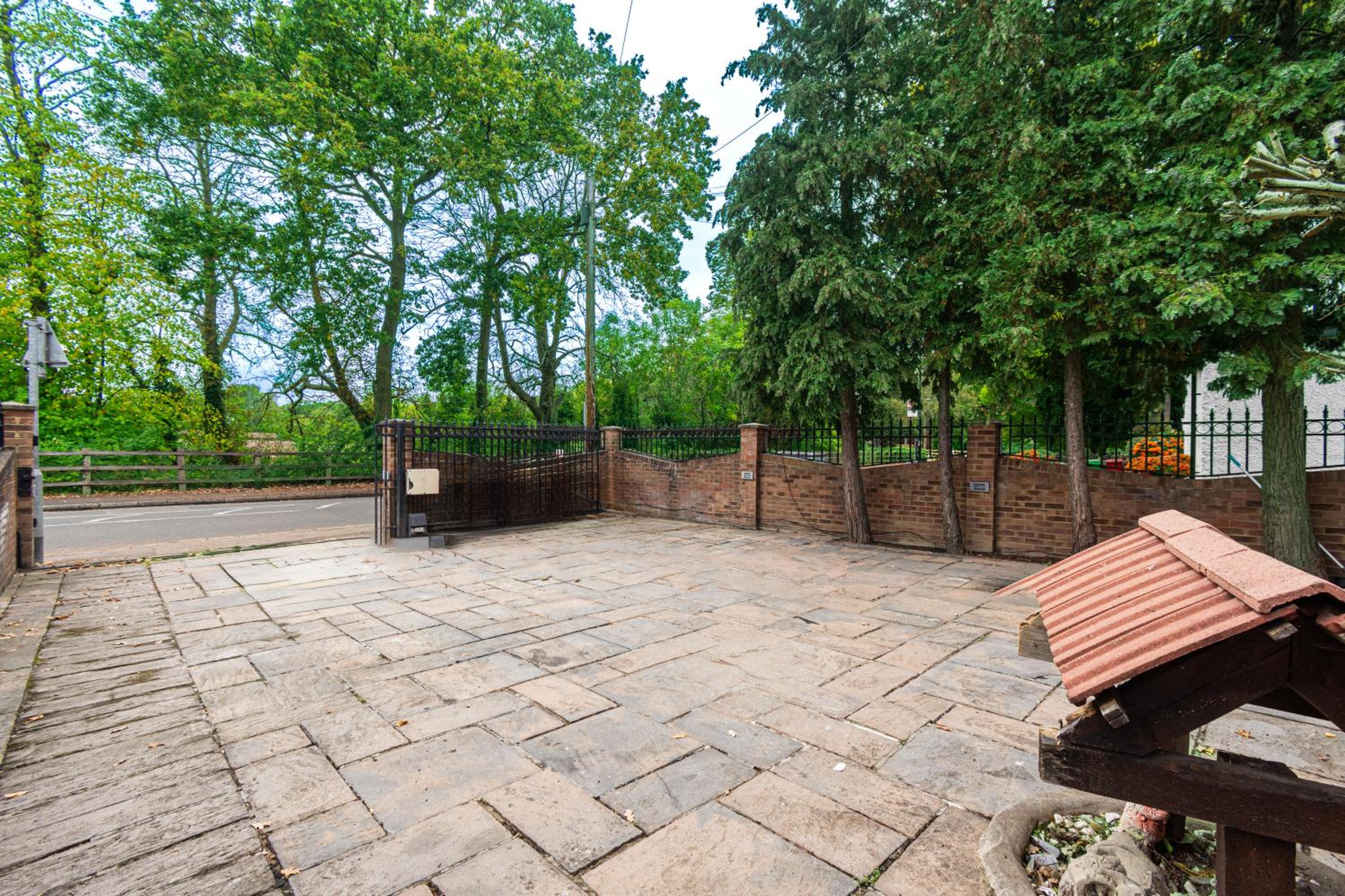 Slough 3-Bath Hot Tub, Cine & Garden with Parking