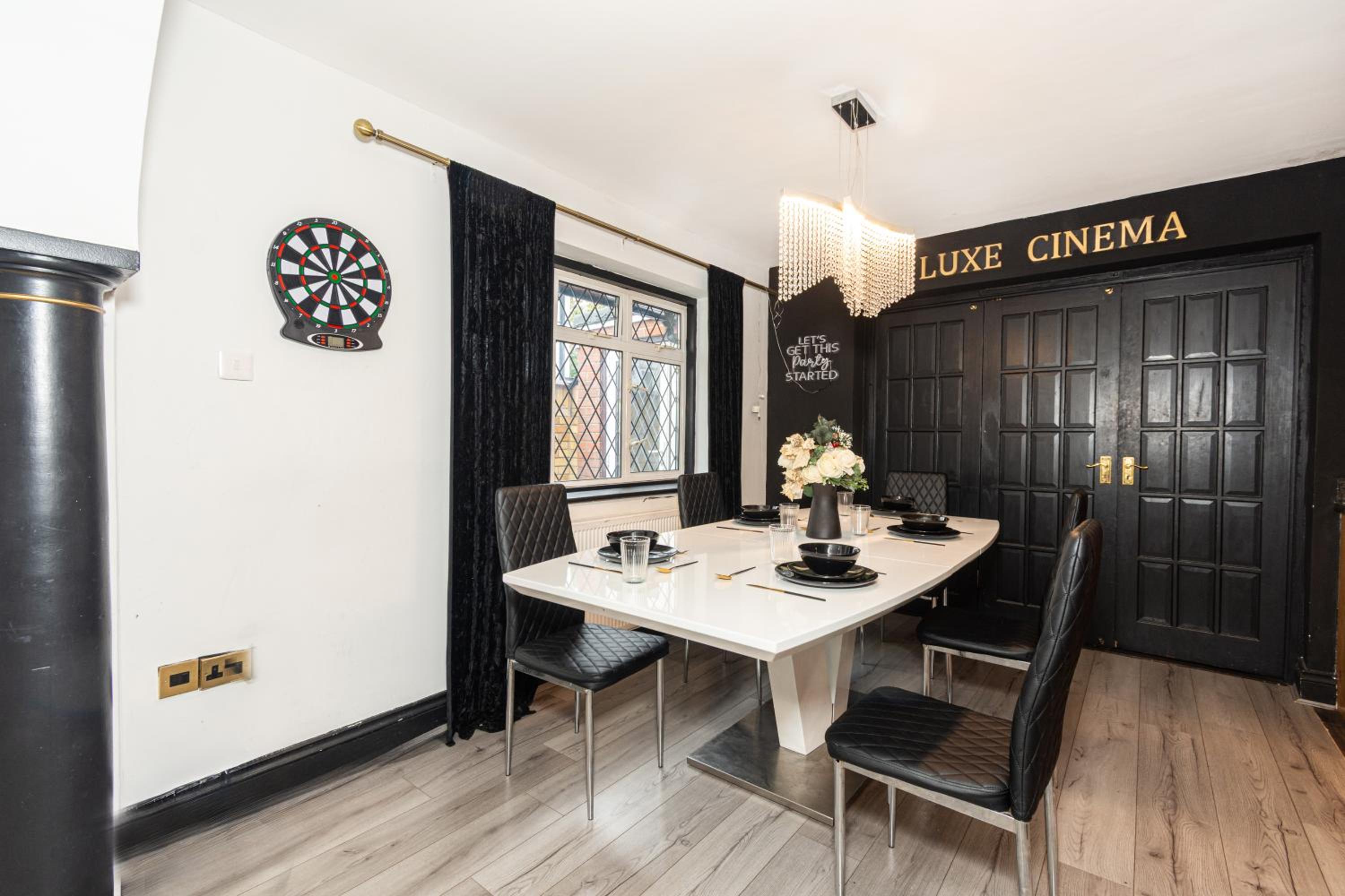 Slough 3-Bath Hot Tub, Cine & Garden with Parking
