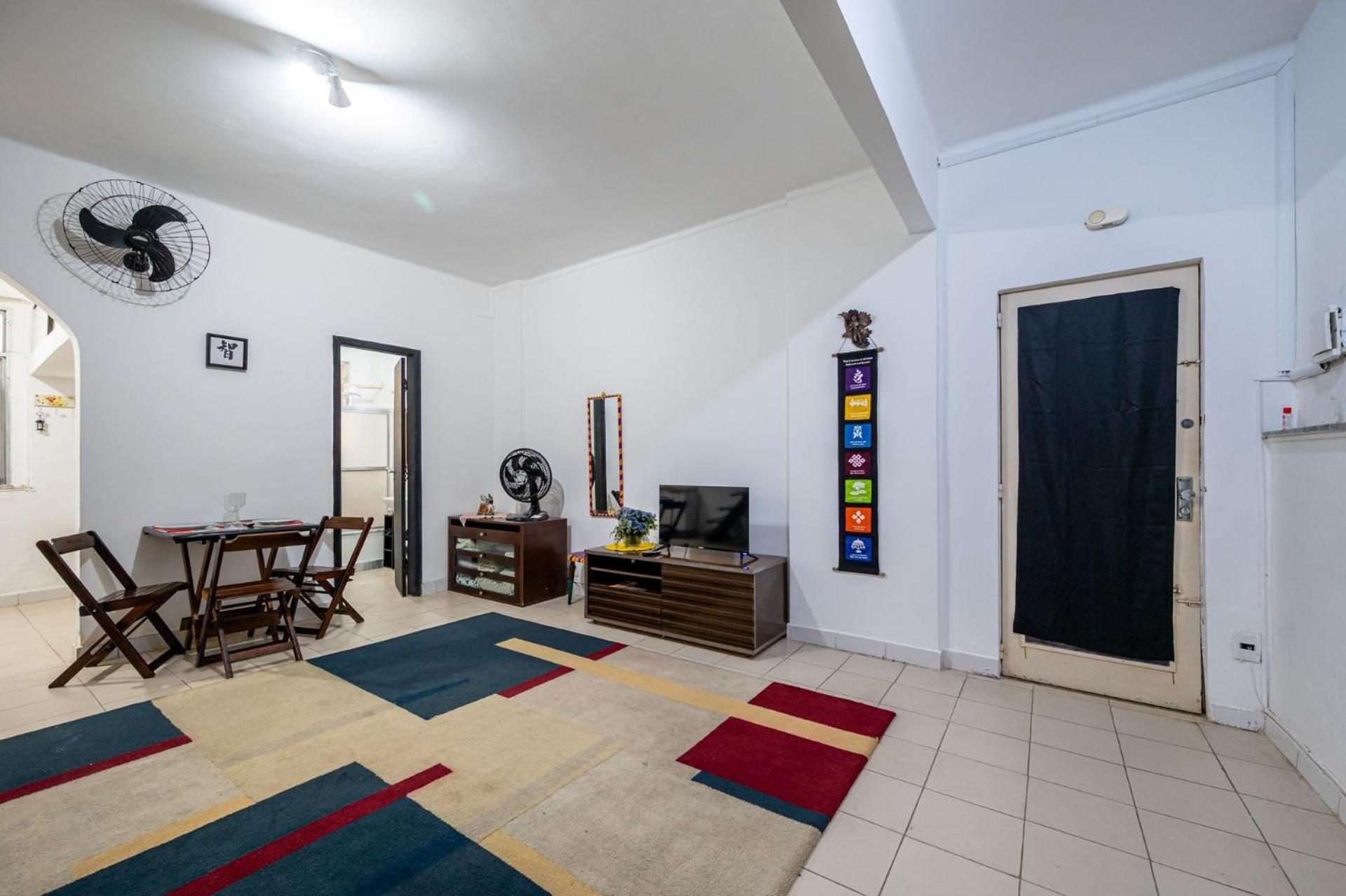 Vacation apartment one block from Leme Beach