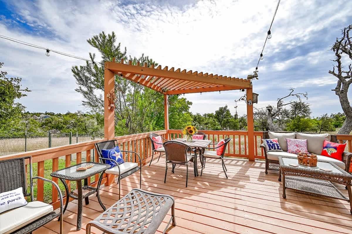 Hill Country Oasis-Deck-BBQ Grill-10 Min to Town!