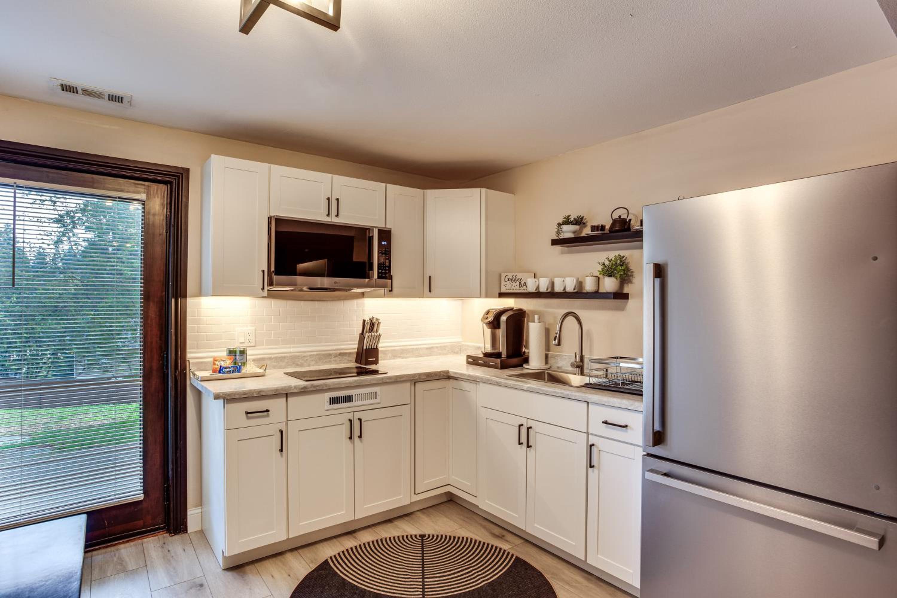 4 Mi to Waterfront Parks! Cozy Apt in Tacoma Area